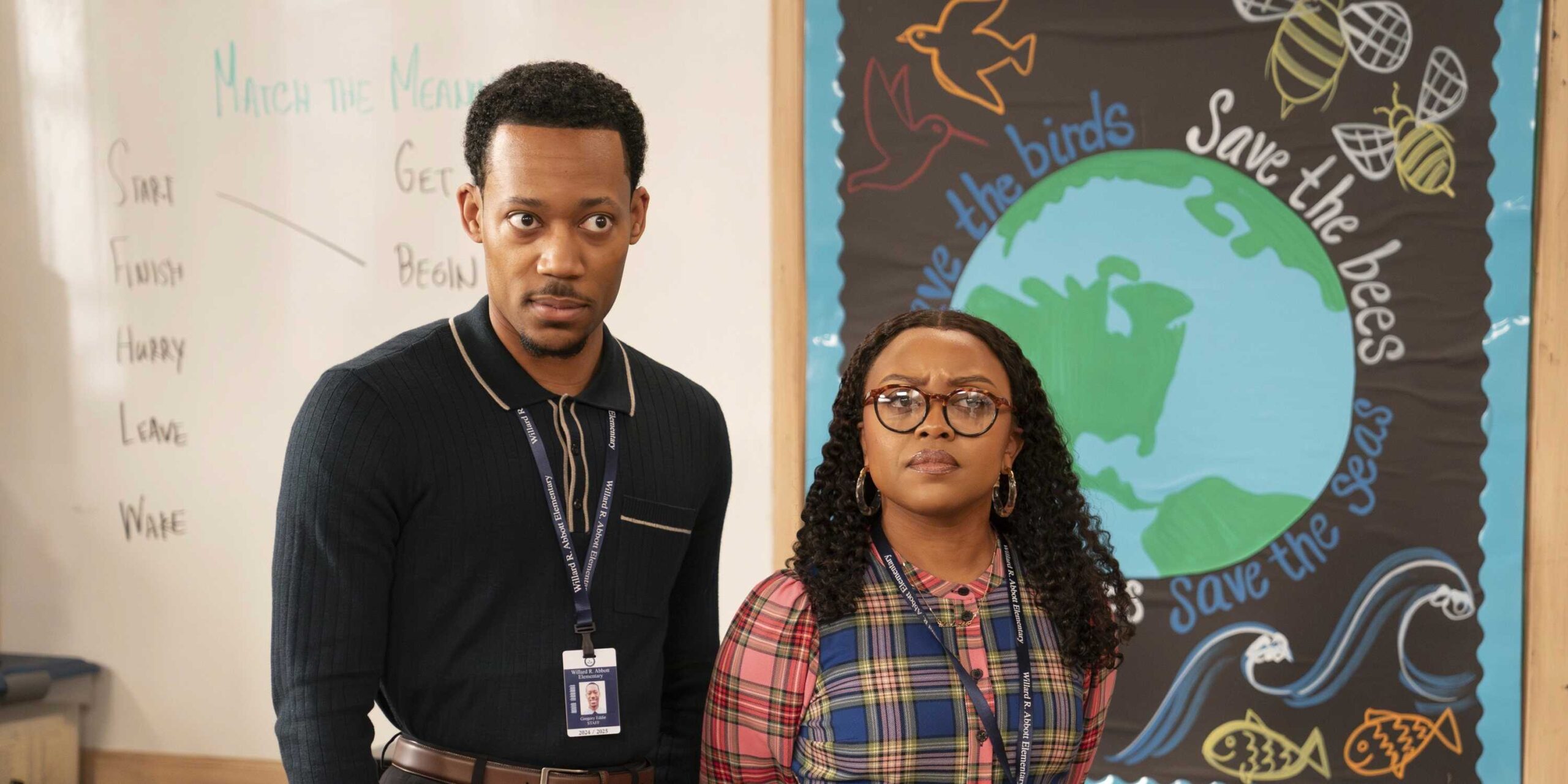 Грегори и Джин в Abbott Elementary, смотрят друг на друга с беспокойством