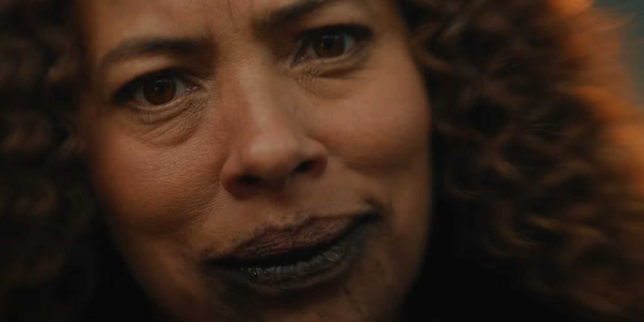 Взрослая Тайсса, поедающая грязь в 3-м сезоне сериала "Yellowjackets"