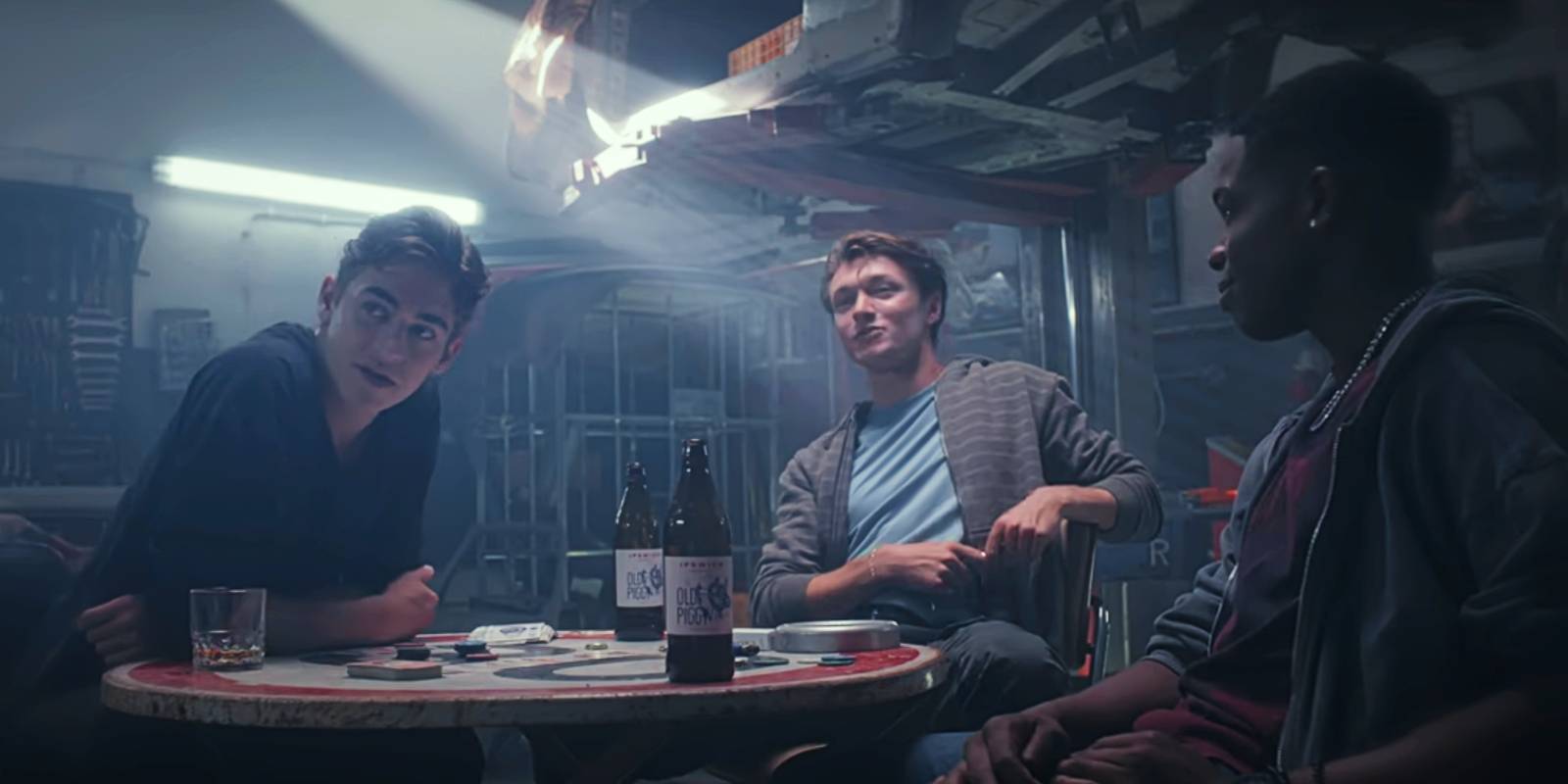 Хардин и его друзья сидят за покерным столом с алкоголем в *After Everything*.