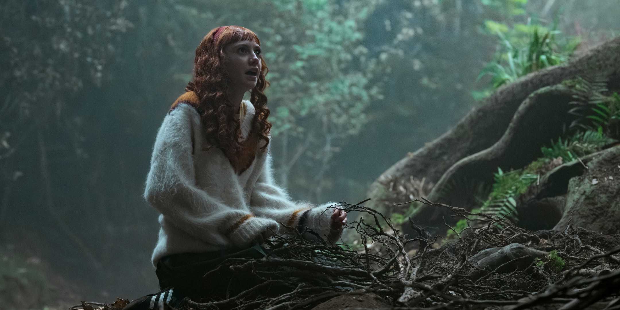 Эгнес в 8-й серии 2-го сезона сериала "Wednesday", сидящая на земле в лесу