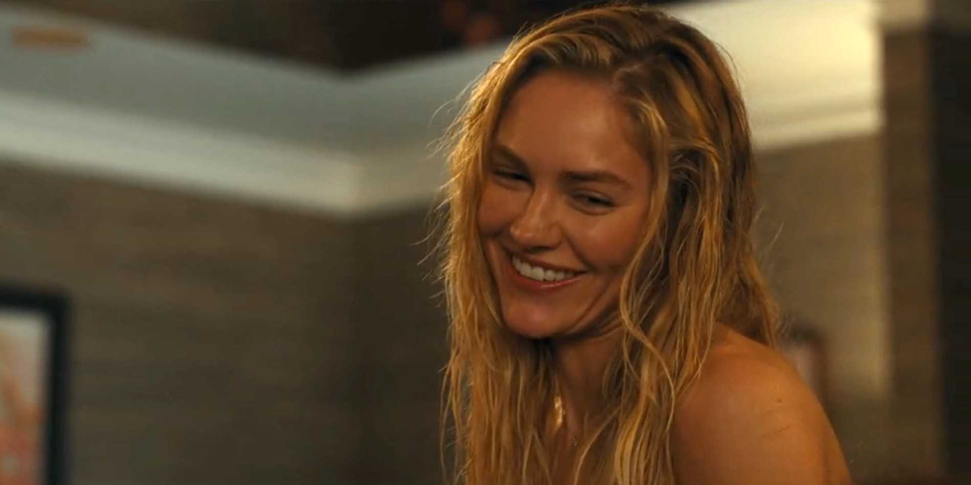 Эйнсли (Мишель Рандольф) улыбается с мокрыми волосами в 1-й серии "Landman", 8-й эпизод