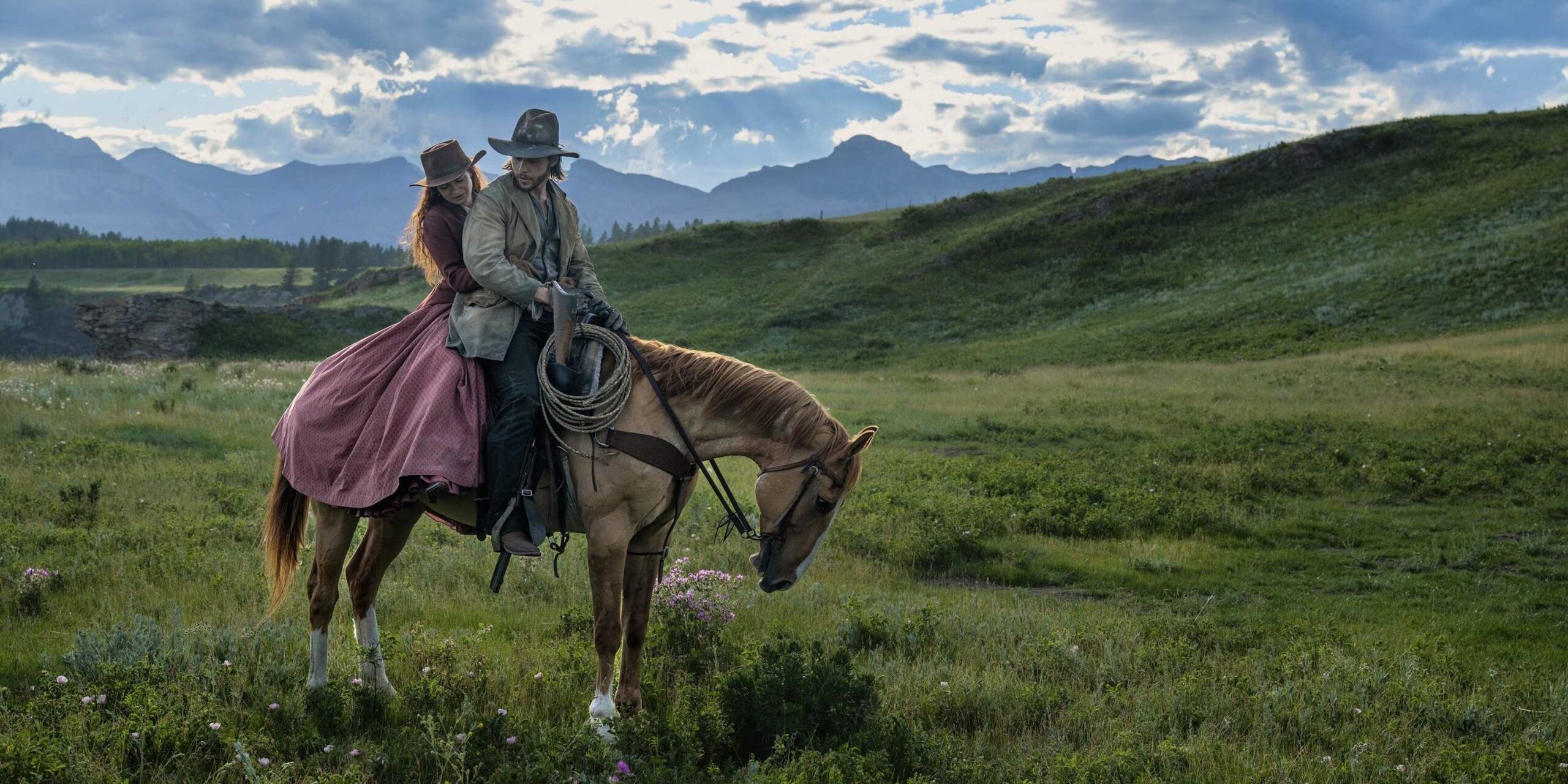 Эйслинг Франчиози и Ник Роббинс на лошадях в сериале "The Abandons"