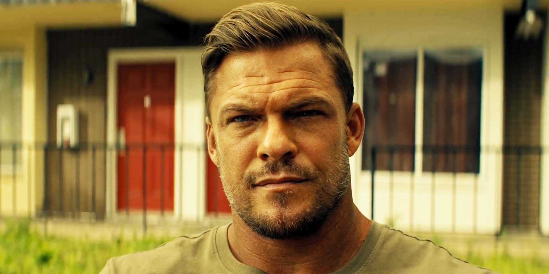 Эл Ритчсон серьезно смотрит в роли Рэйчера в 3 сезоне "Рэйчер"