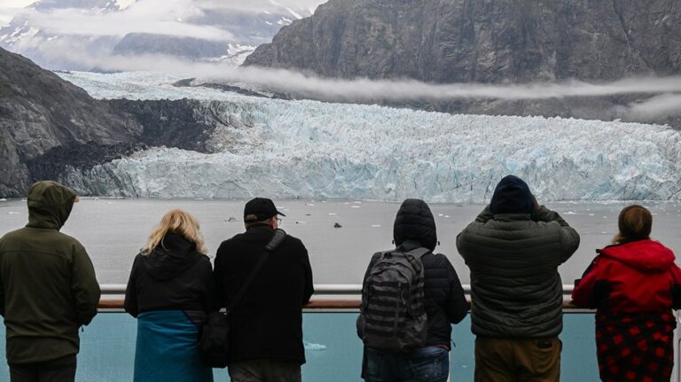 Круизная компания внезапно приостанавливает деятельность, оставляя путешественников без четкого планирования