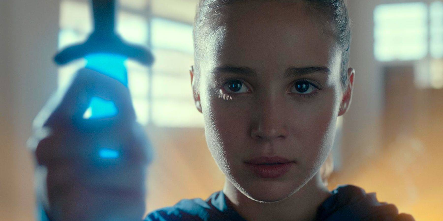 Альба Баптиста в роли Эвы с светящимся ножом в "Воительница"