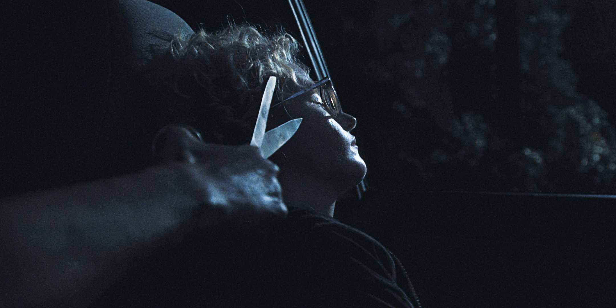 Мама Алекса подстригает волосы Джустин в машине в фильме "Weapons"