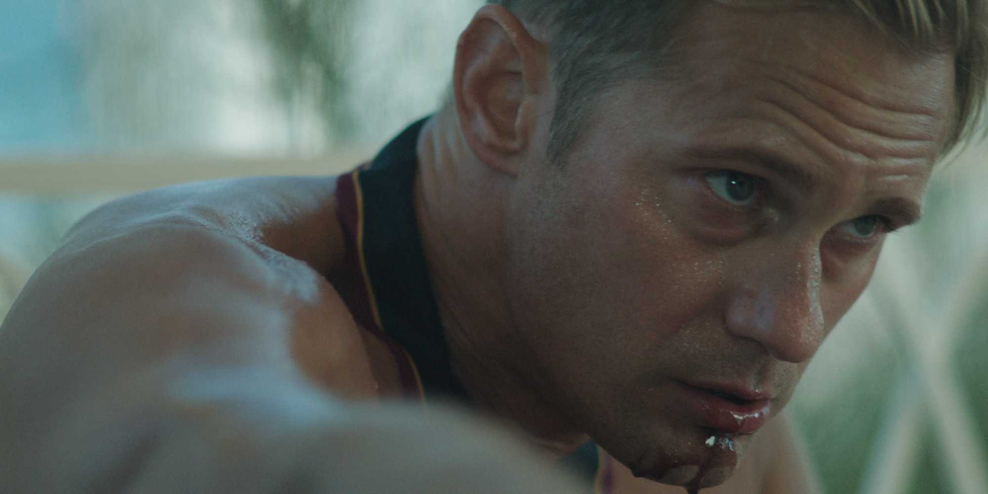 Клонированная версия Джеймса (Александр Скарсгард) выглядит больным в Infinity Pool. 