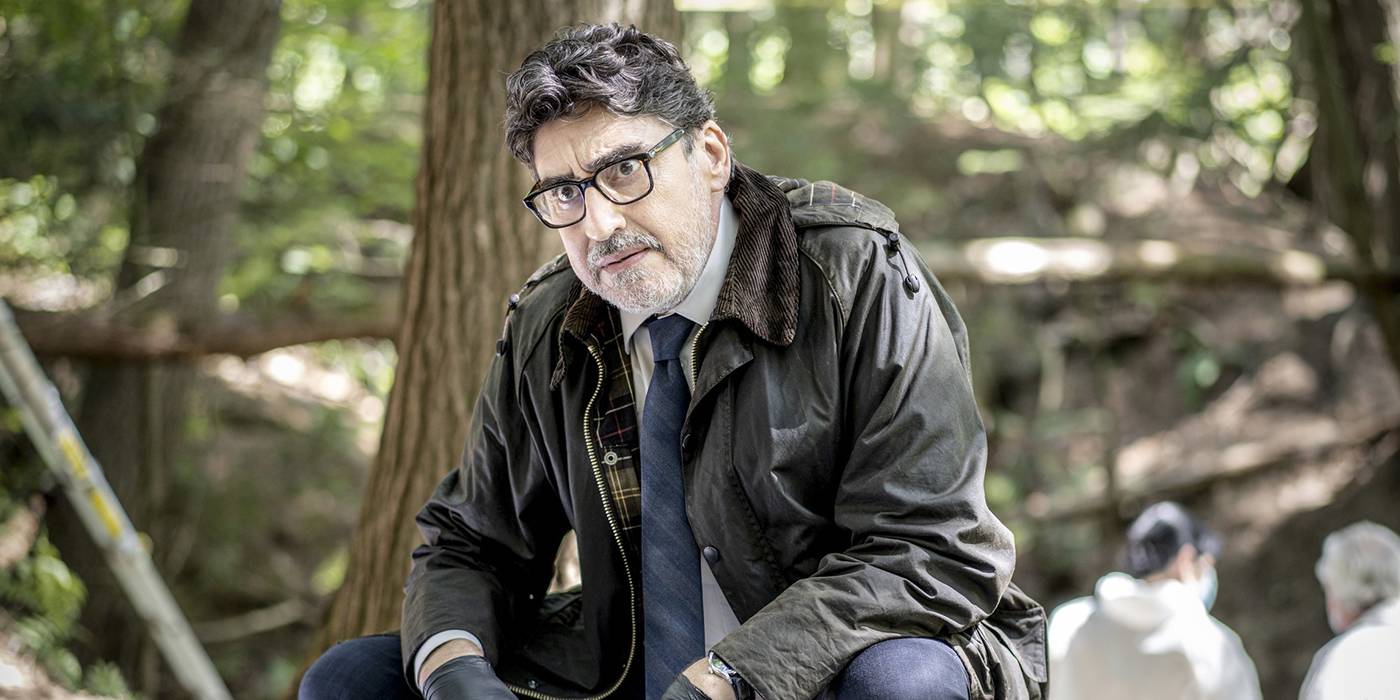 Альфред Молина в лесу в Three Pines