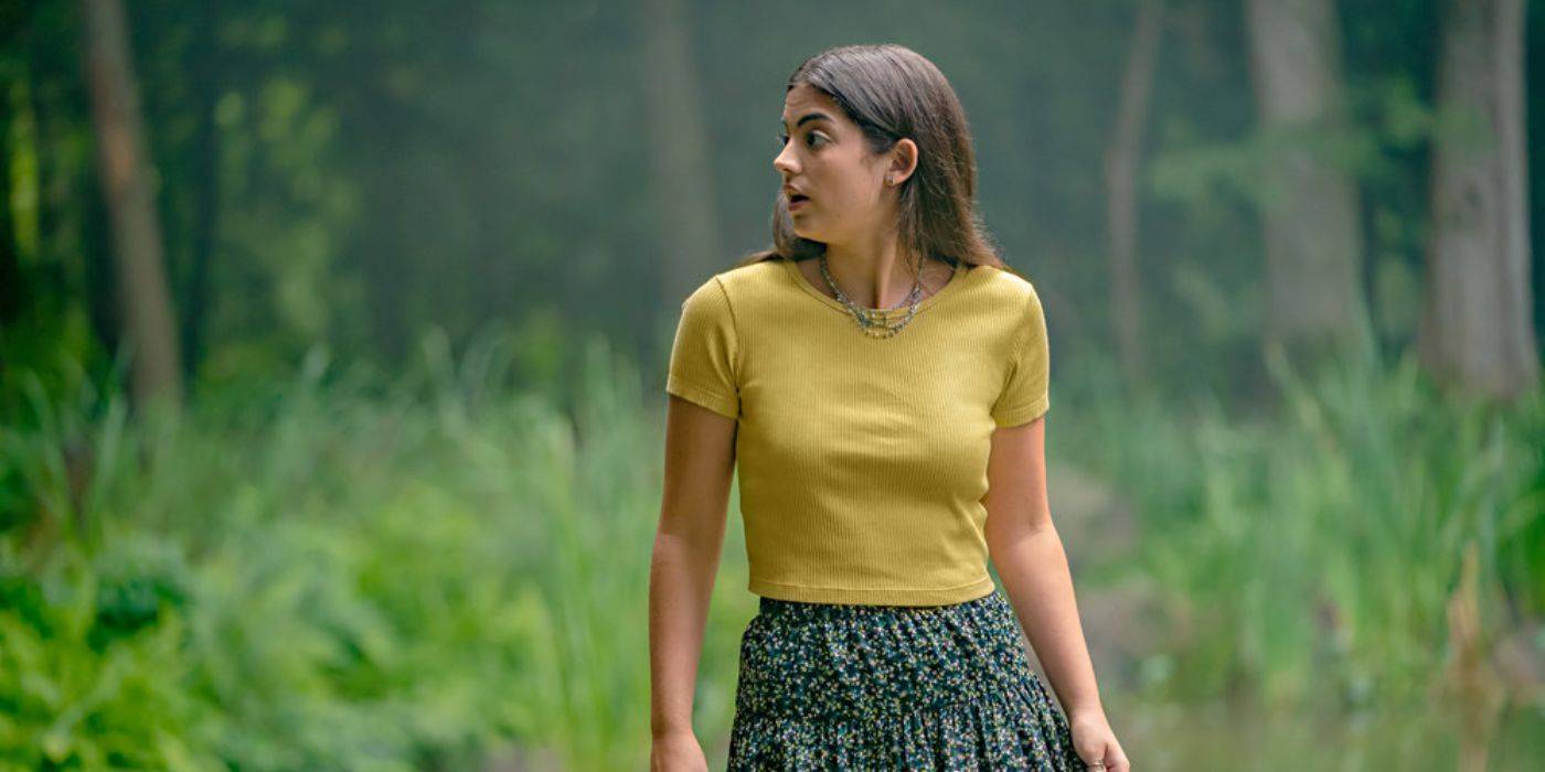 Али Дхаван (Сади Лафлам-Сноу) смотрит назад, стоя на берегу пруда в "The Way Home".