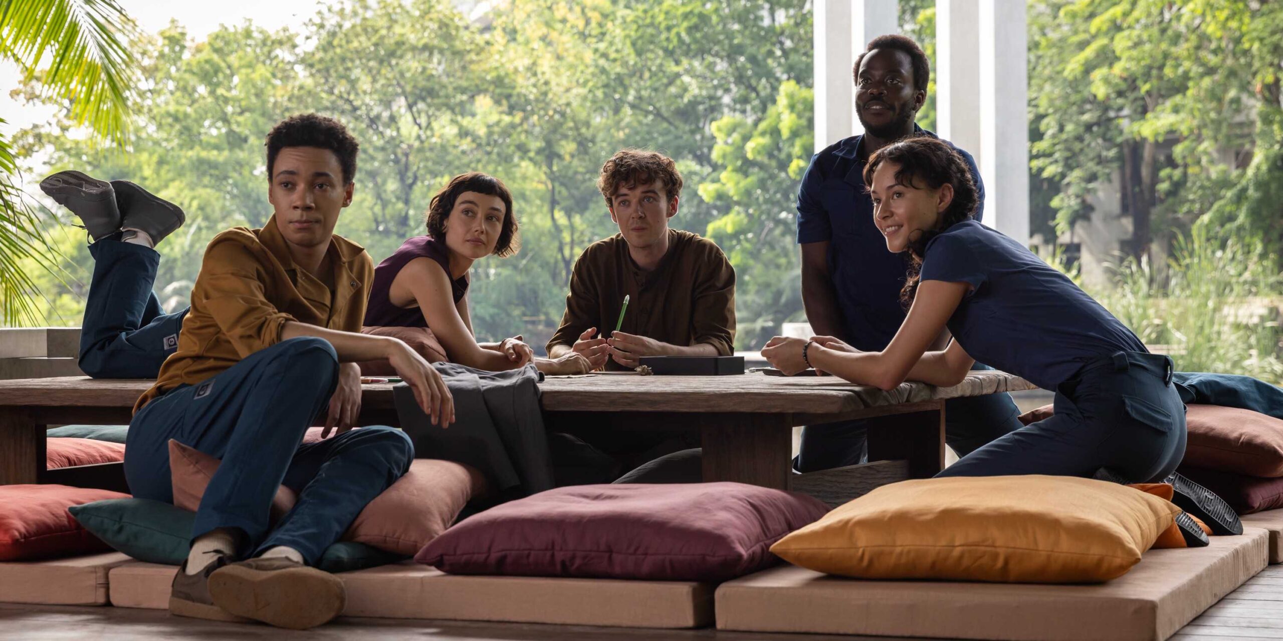 Кит Янг в роли Тутлса, Сидни Чендлер в роли Венди, Алекс Лоутер в роли Гермита, Джонатан Яяи в роли Сми, Эрана Джеймс в роли Карли в 4-й серии *Alien Earth*