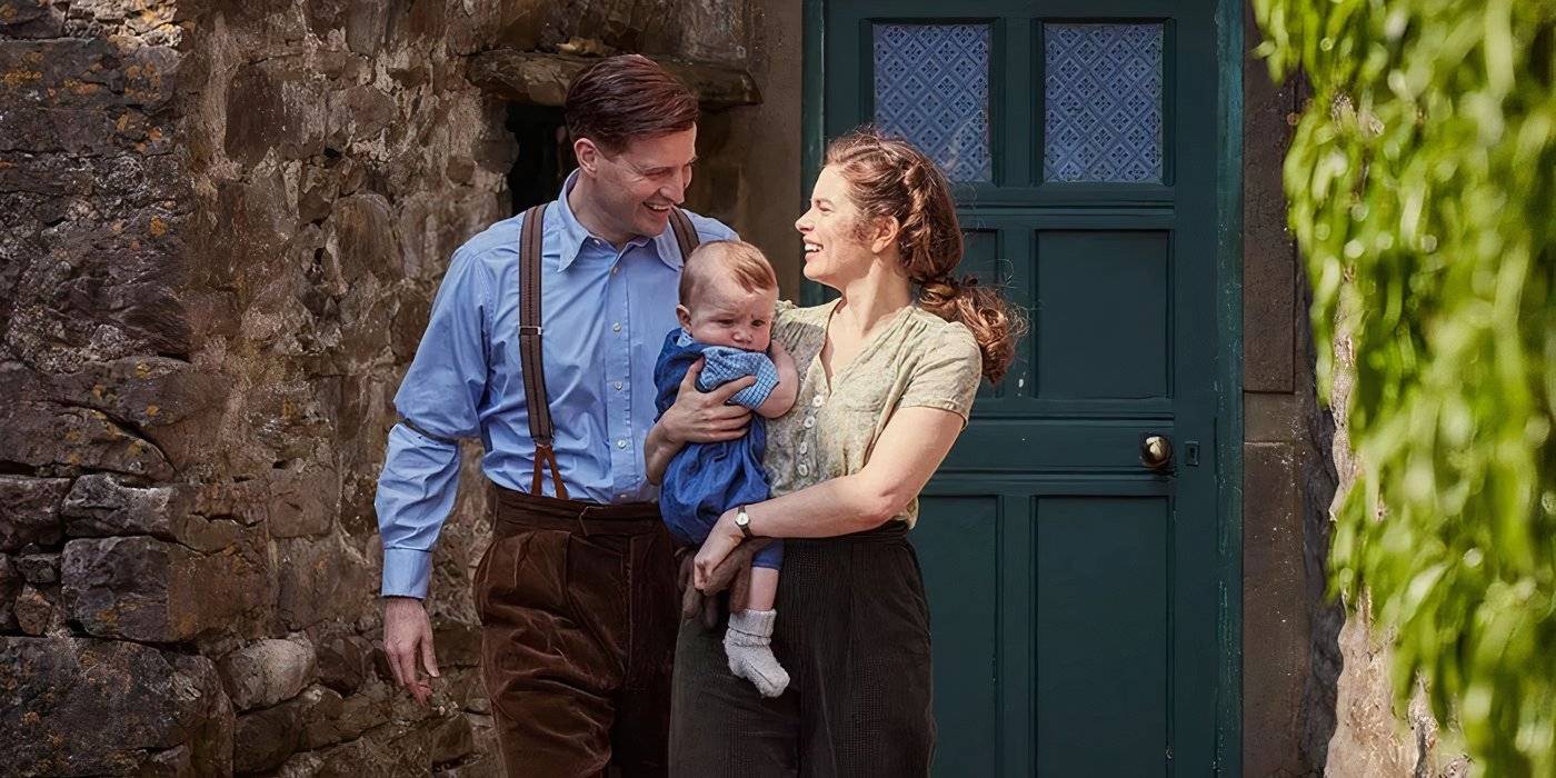 Хелен и Джеймс гуляют со своим ребенком, улыбаясь друг другу в All Creatures Great and Small