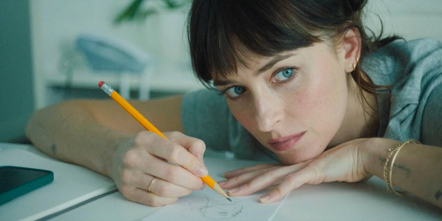 Люси (Дакота Джонсон), прислонившаяся лицом к столу, рисующая в Am I Ok?