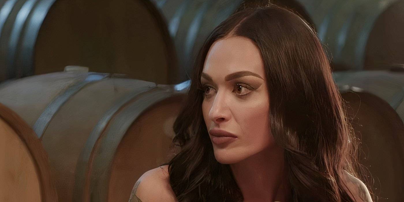 Амани Джасси из "90 Day Fiance" выглядит сердитой, за ней видна бутылка вина
