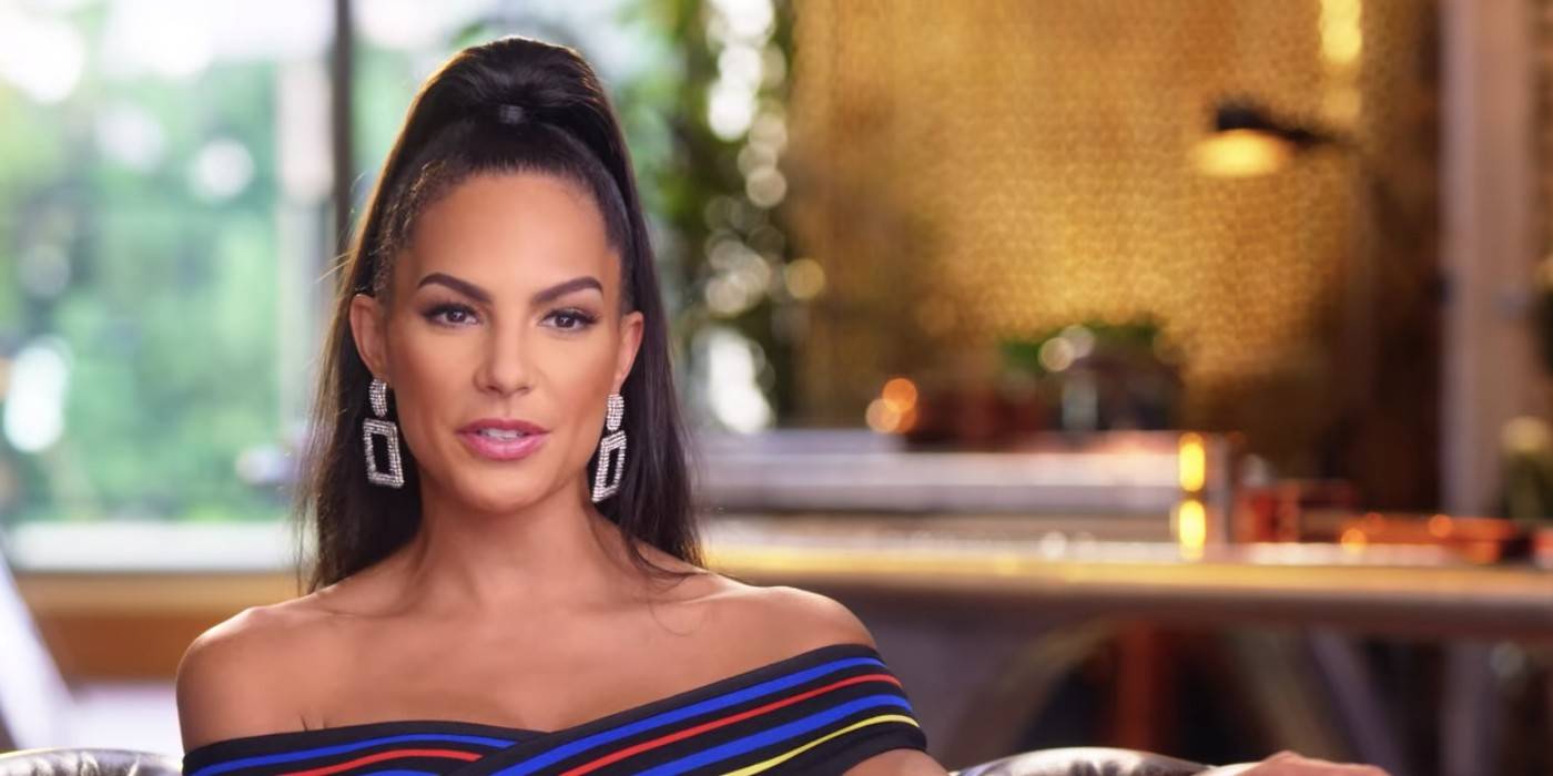 Аманза Смит продает "Sunset", говорит во время интервью с офисным фоном