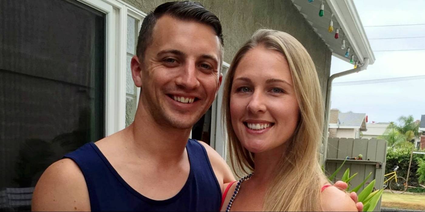 Арон Квин и Денис Хускинс улыбаются в American Nightmare на Netflix.