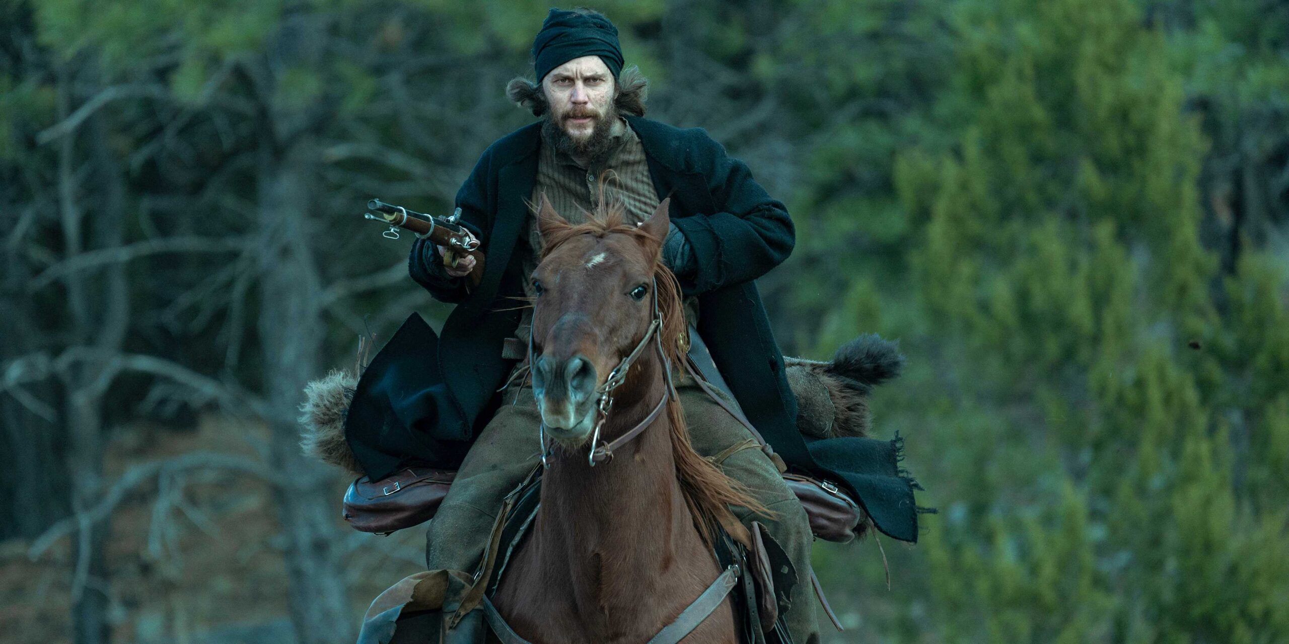 Isaac, сыгранный Тайлером Китшем, на лошади с оружием в American Primeval