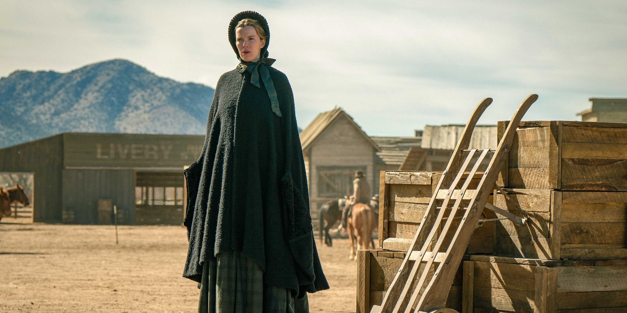 Бети Гильпин стоит рядом с деревянными ящиками в роли Сары в "American Primeval"