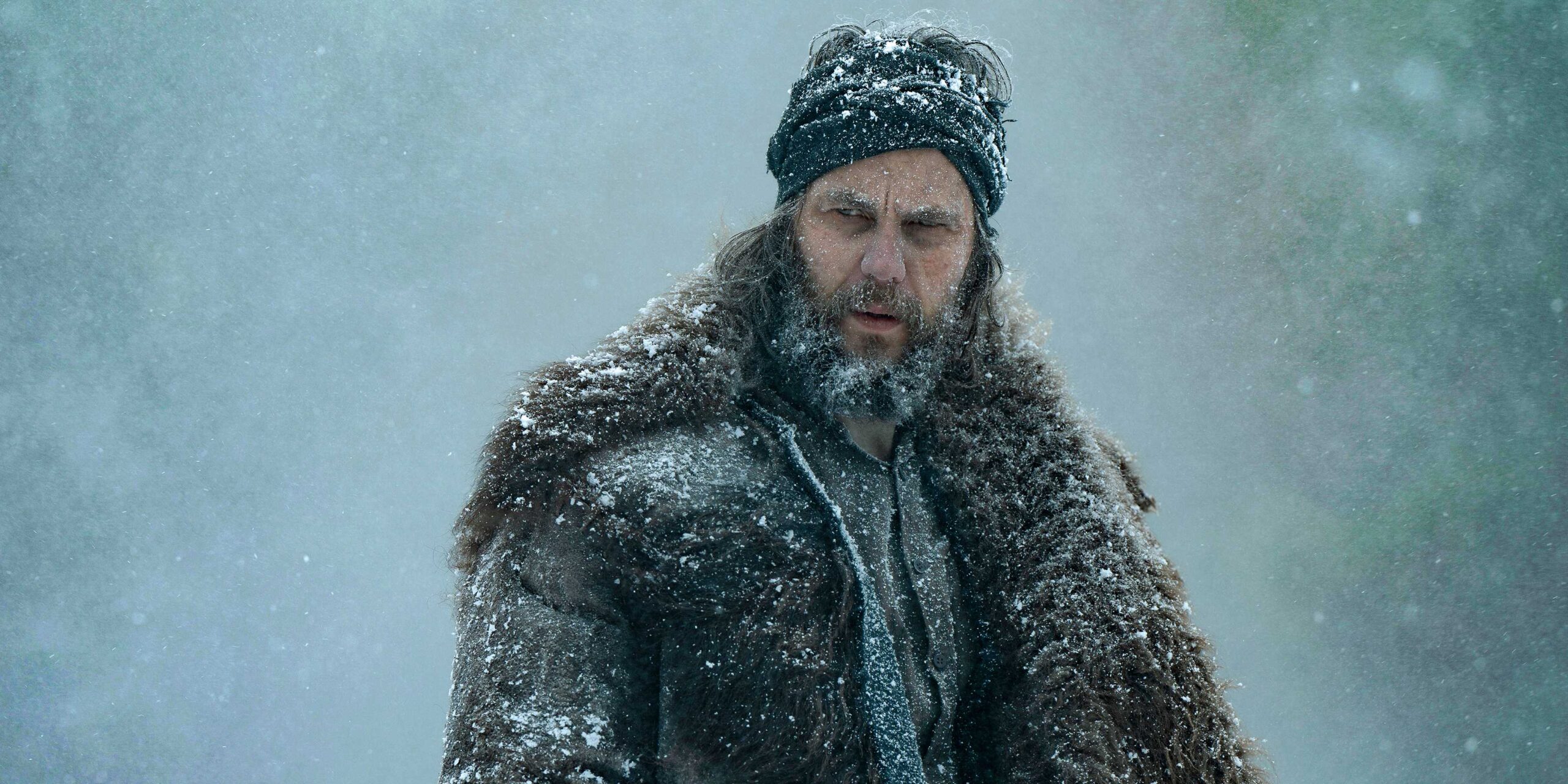 Исаак, сыгранный Тейлором Китчем, выглядит подозрительно, покрытый снегом в "American Primeval"
