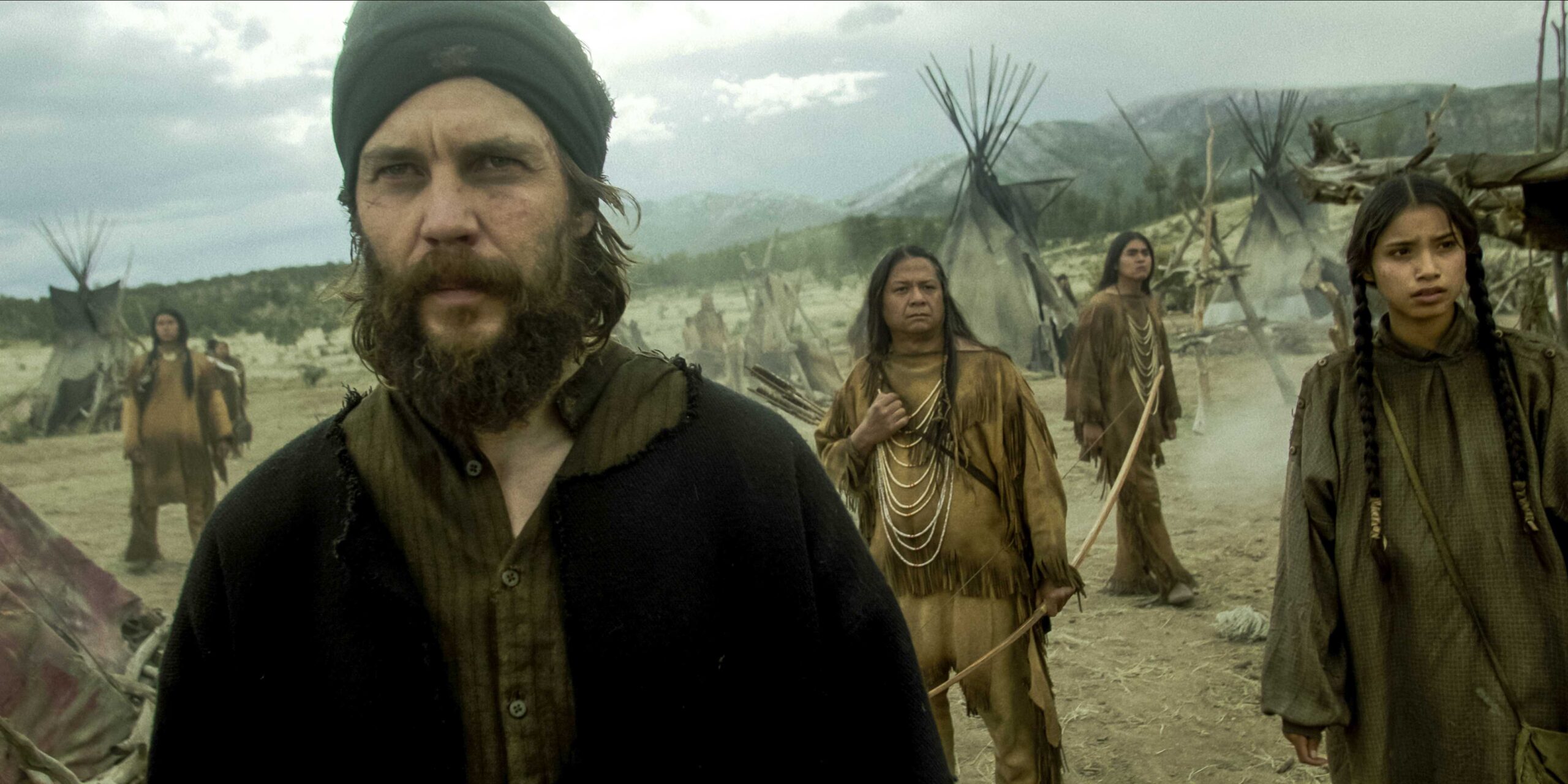 Исаак Китча, пристально смотрящий на кого-то в паюте в *American Primeval*