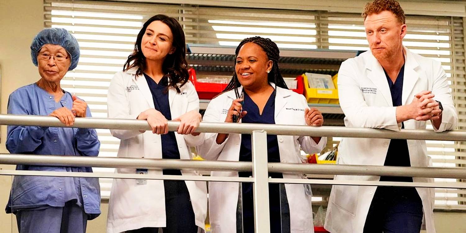 Изображение Боки, Эмили, Бейли и Оуэна, стоящих вместе в *Grey's Anatomy*