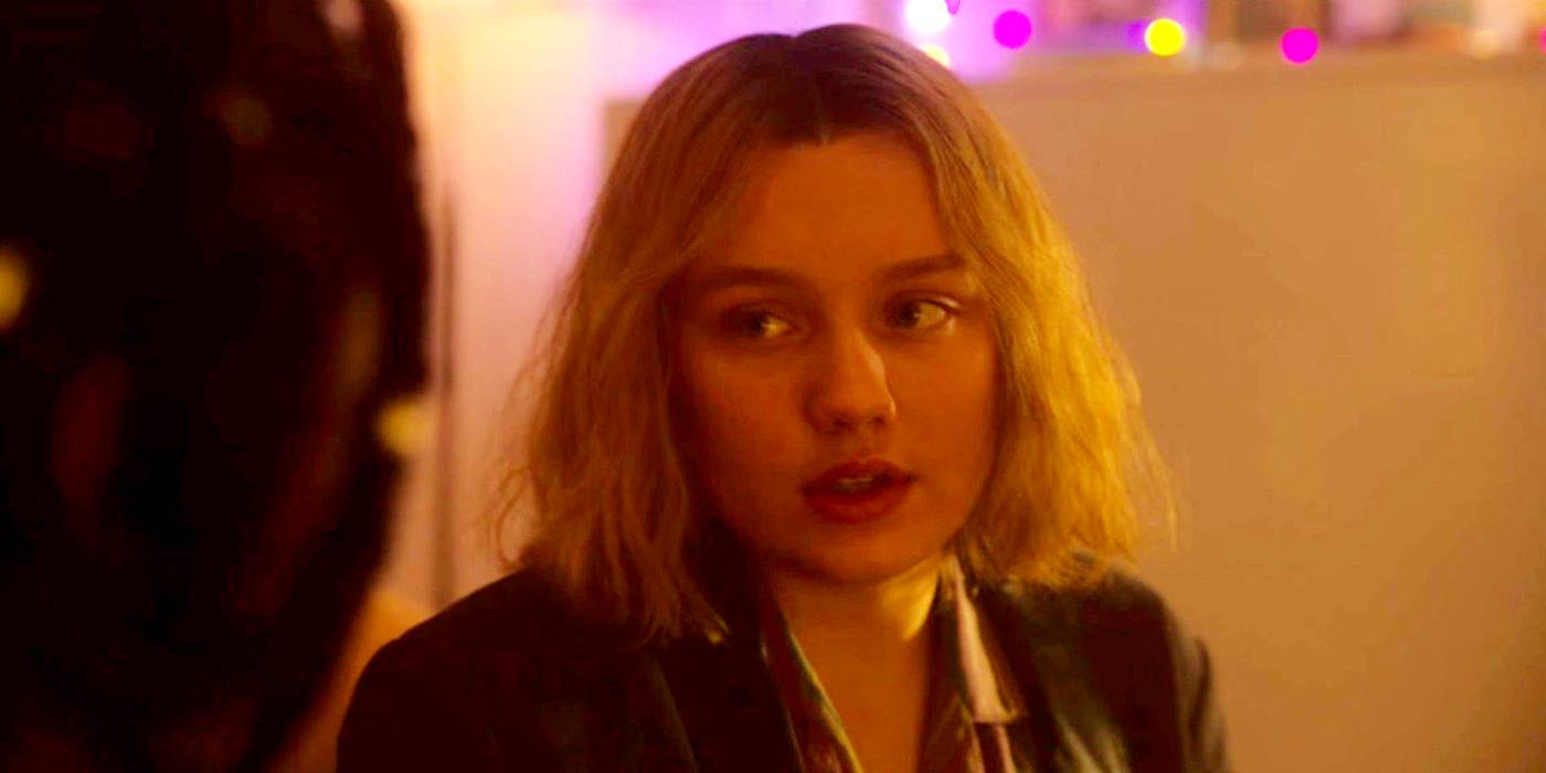 Изображение Дарси, разговаривающей с кем-то за кадром в *Heartstopper*