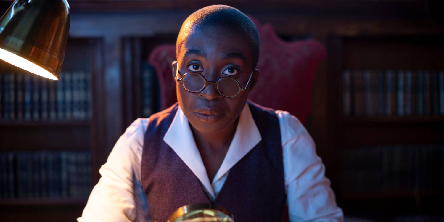 Изображение Люсиен, сидящей за столом и выглядящей недовольной в «Сновидении»