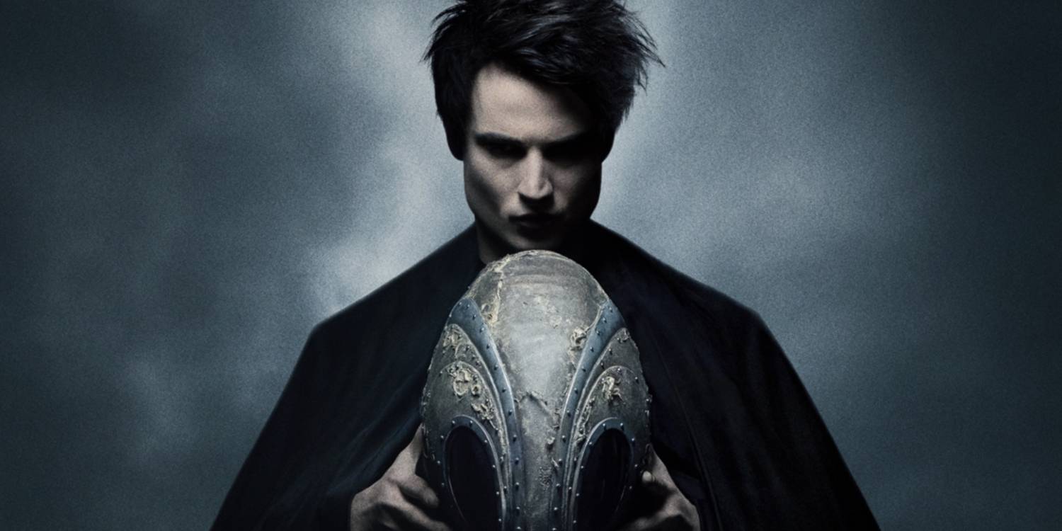 Изображение Морфеуса, держащего объект, похожий на яйцо, в "Сне"