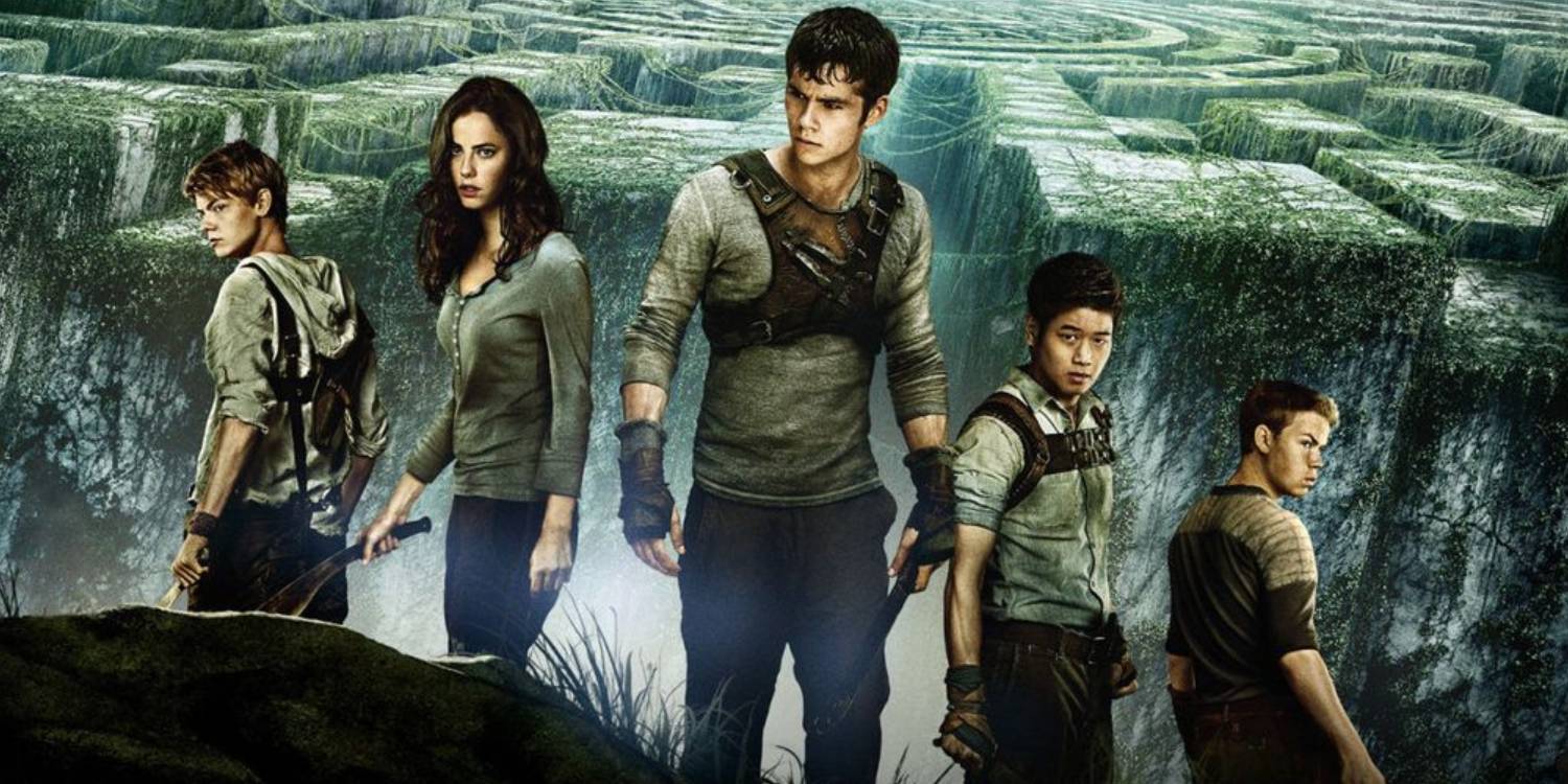 Изображение актеров фильма "Maze Runner", стоящих вместе перед лабиринтом