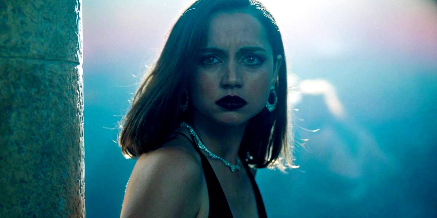 Ана де Армас в роли Поламы, освещенной из-за спины в фильме "No Time to Die"