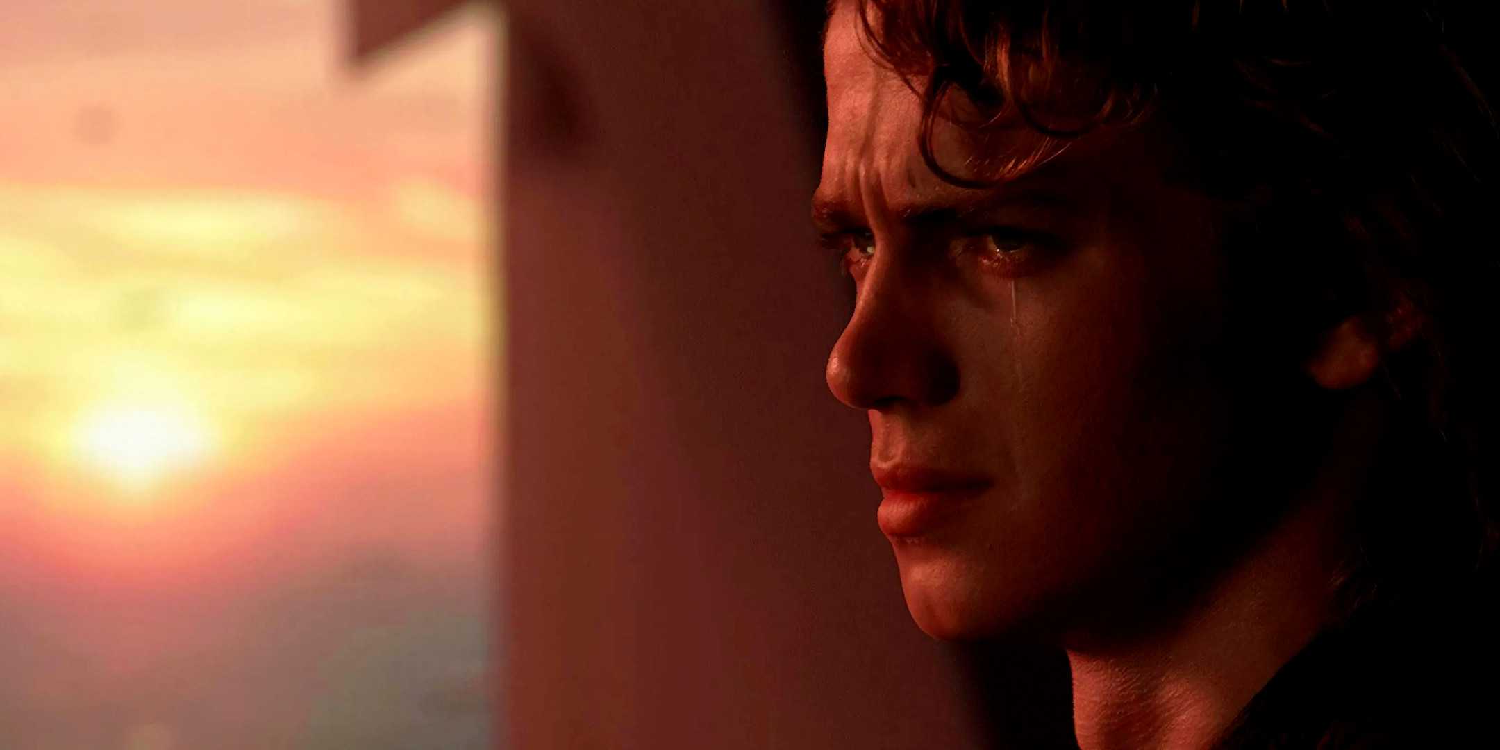 Аникин Скайуокер смотрит в окно и плачет в фильме "Звездные войны: Эпизод III - Месть ситхов".