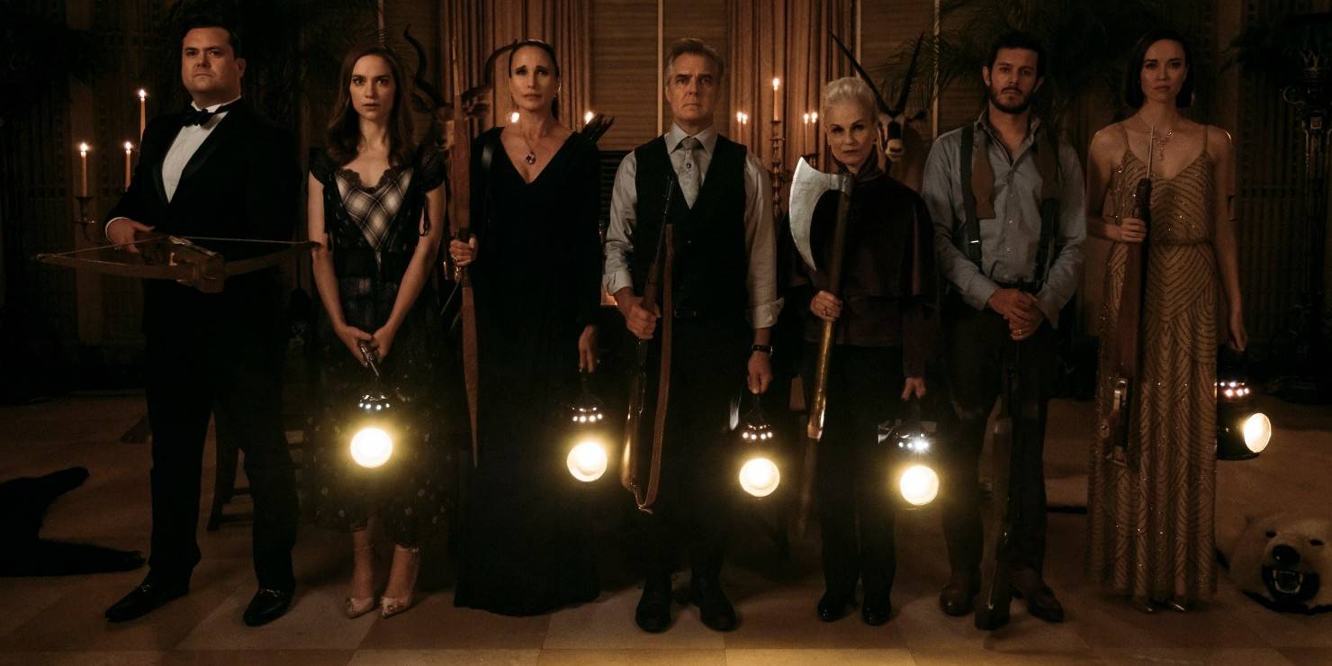 Энди Макдауэл, Генри Чзерни, Адам Броди, Ники Гуадъяни, Элизе Левеск, Кристиан Брун и Мелани Скрофан в роли семьи Ле Домасов, стоящих с оружием и фонарями в фильме *Ready or Not*