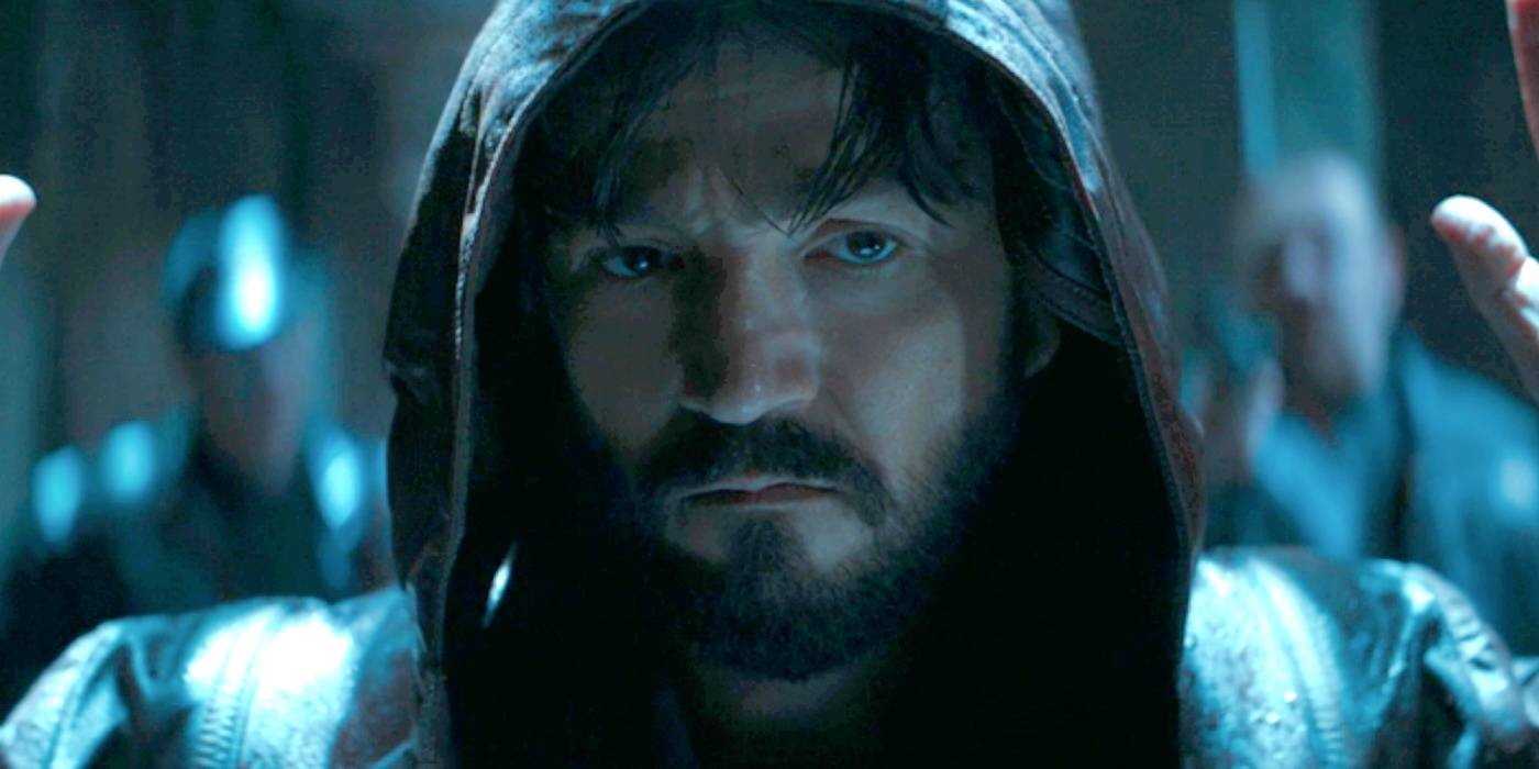 Кассиан Андор с поднятыми руками в открывающей сцене эпизода 1 "Andor"