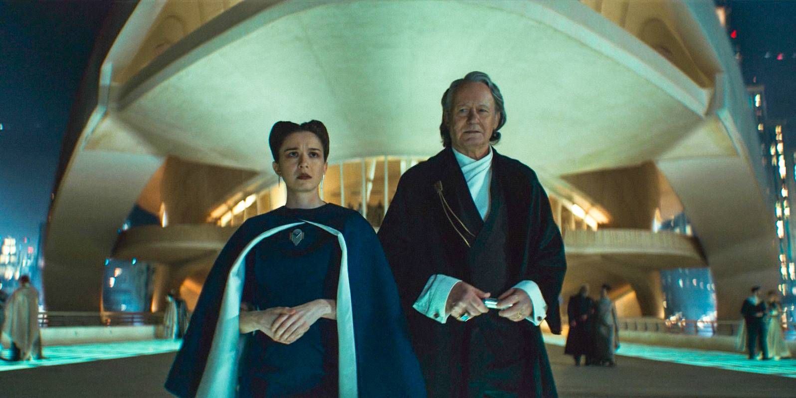 Клея Марки (Элизабет Дулау) и Лутен Раэль (Стелан Скарсгорд) в 6-й серии 2-го сезона Andor