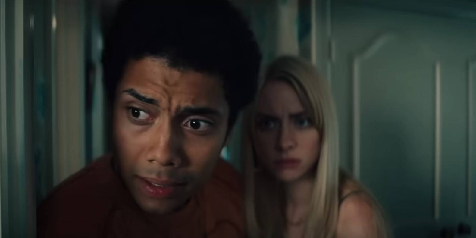 Эндре, выглядящий испуганным, когда Кейт стоит за ним в Gen V