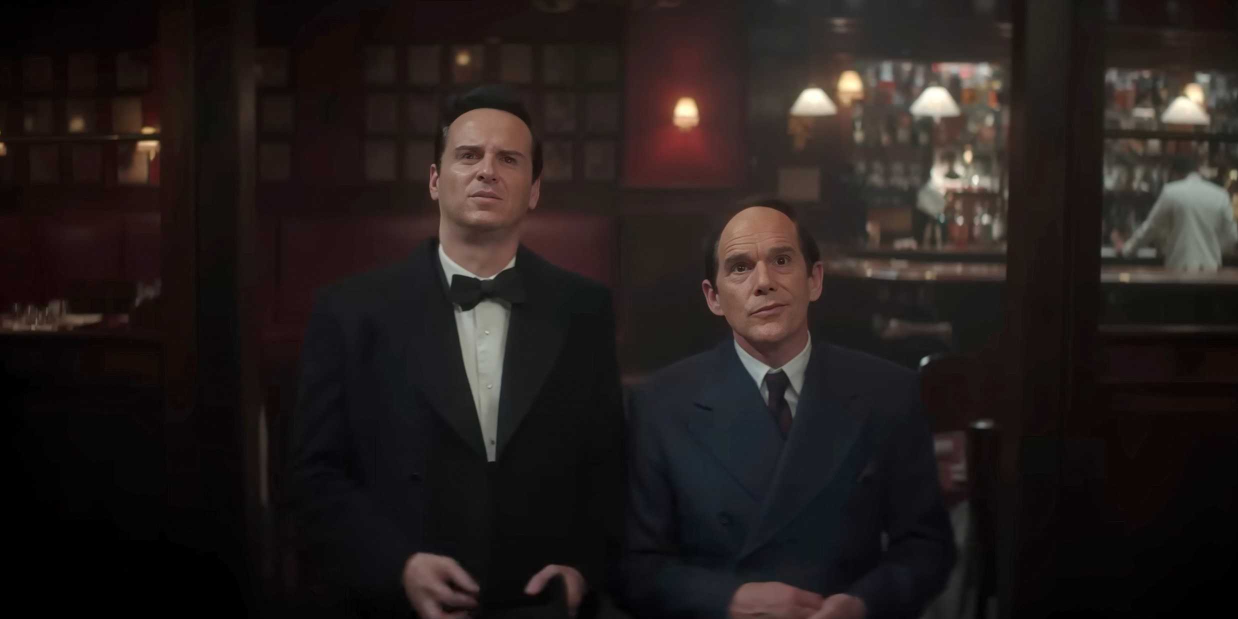 Эндрю Скотт и Этан Хак стоят рядом и смотрят вверх в «Синем месяце»