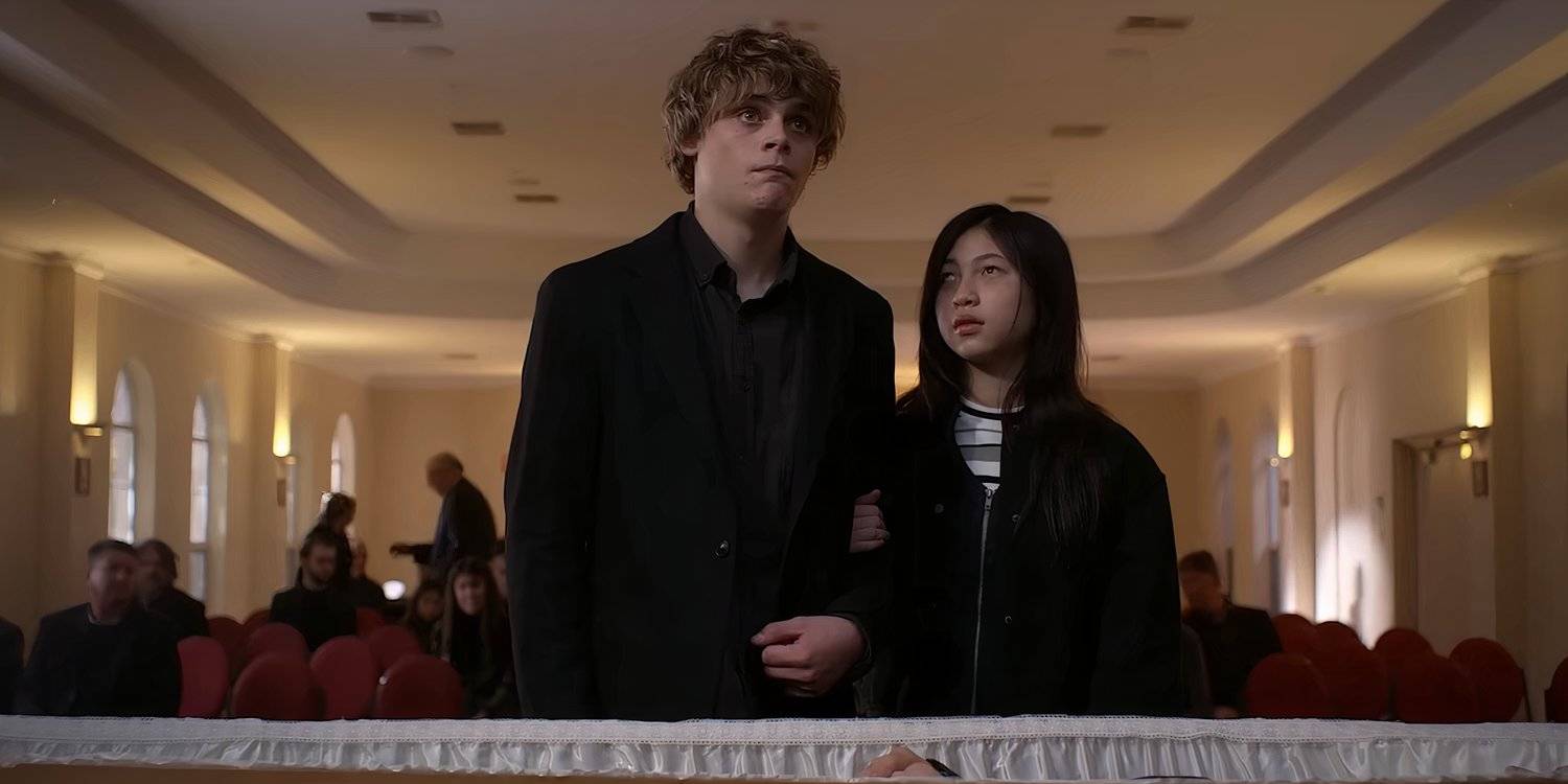 Энди и Пипер стоят вместе перед гробом в Bring Her Back