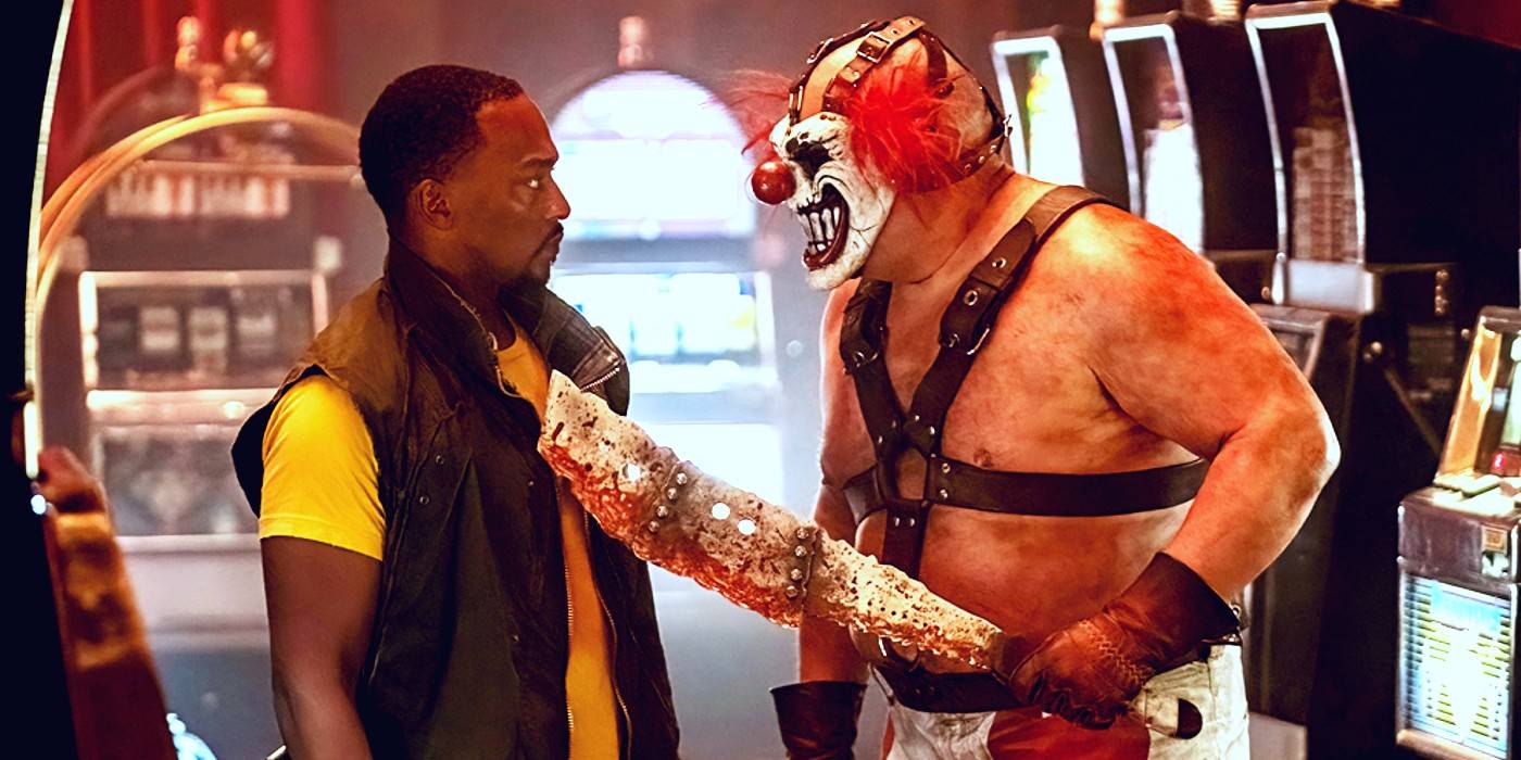 Sweet Tooth угрожает Джону До мечом, когда они стоят в казино в Twisted Metal