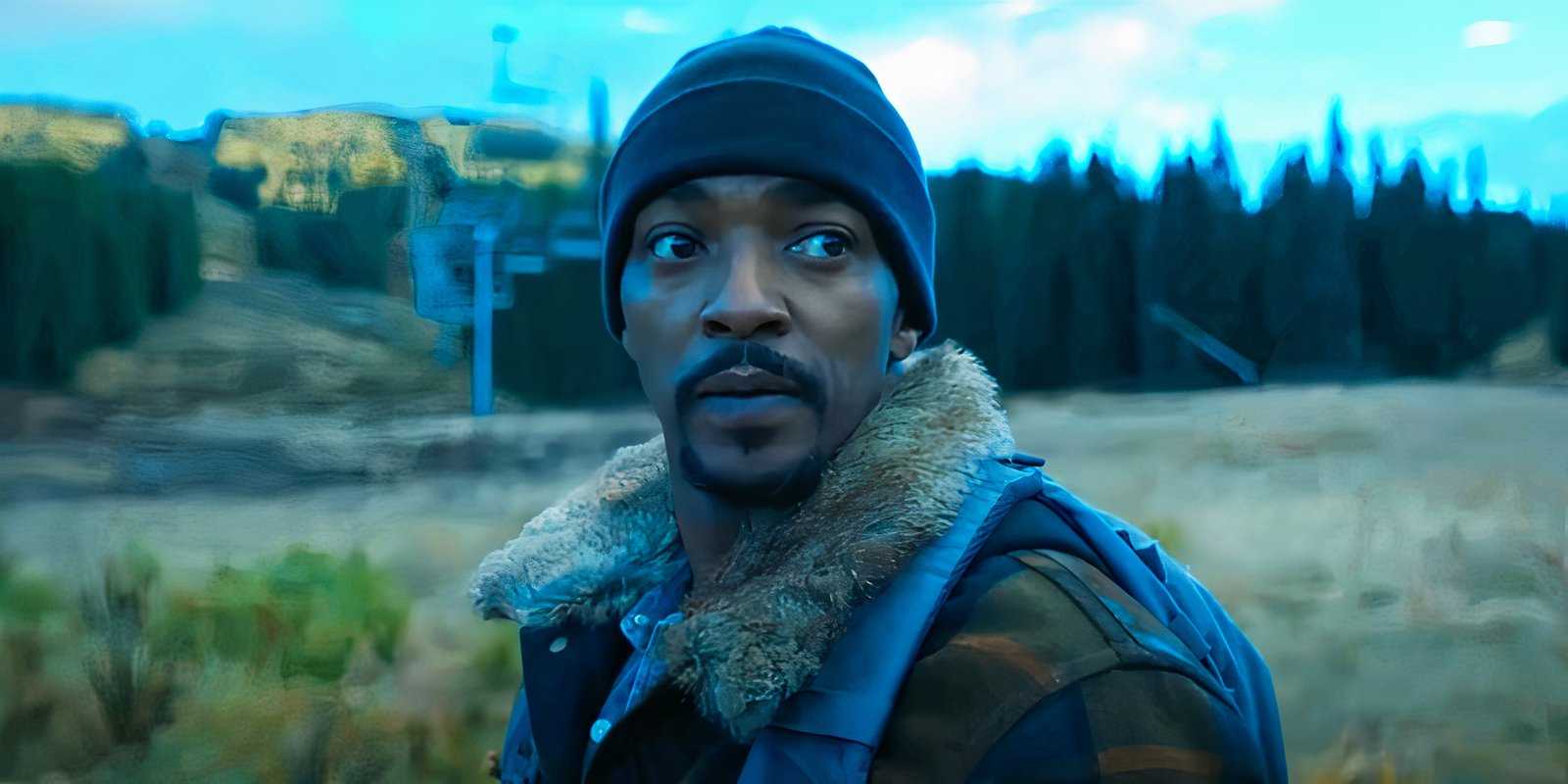 Энтони Макки выглядит обеспокоенным на поле в фильме "Elevation"