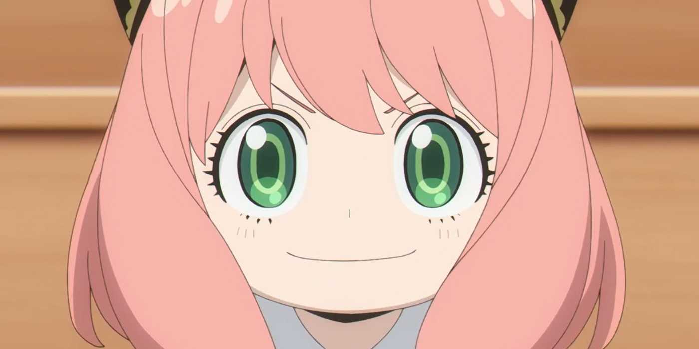 Аня Форджер счастливо улыбается в аниме Spy X Family