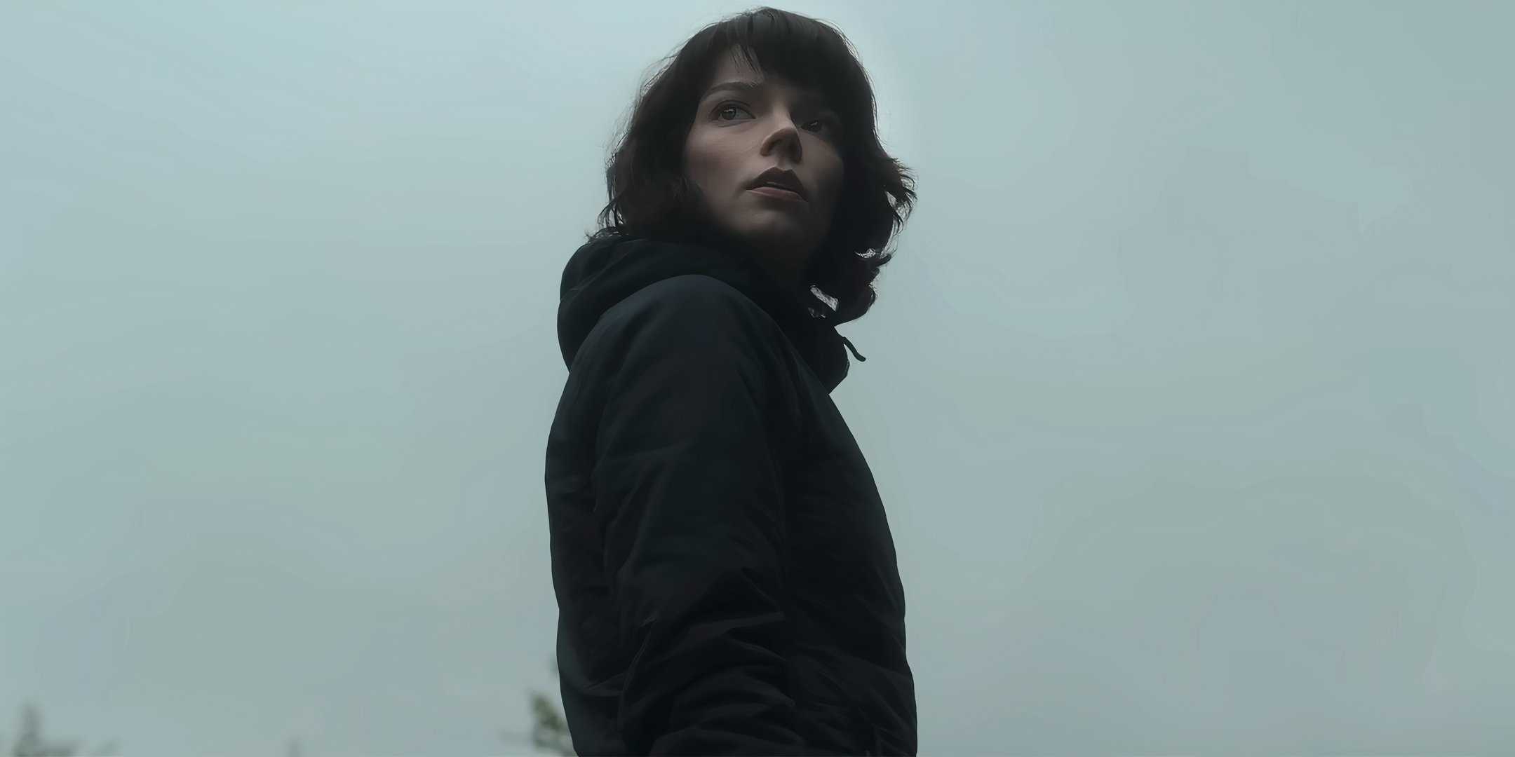 Эйва Тайлор-Джой в роли Драсы, оглядываясь с беспокойством в фильме "Гордж"