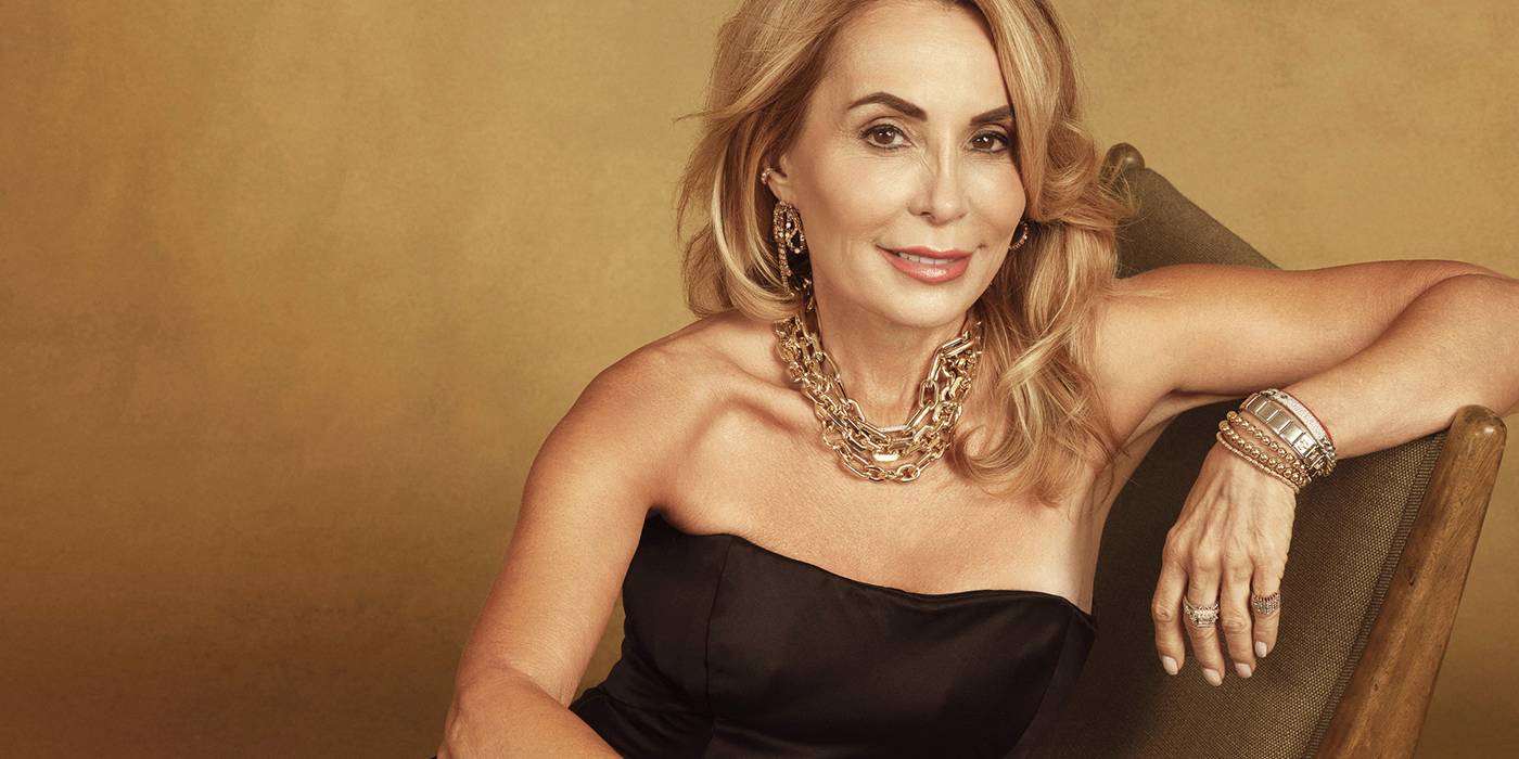 Эйприл The Golden Bachelor сидит на стуле в черном платье без бретелек