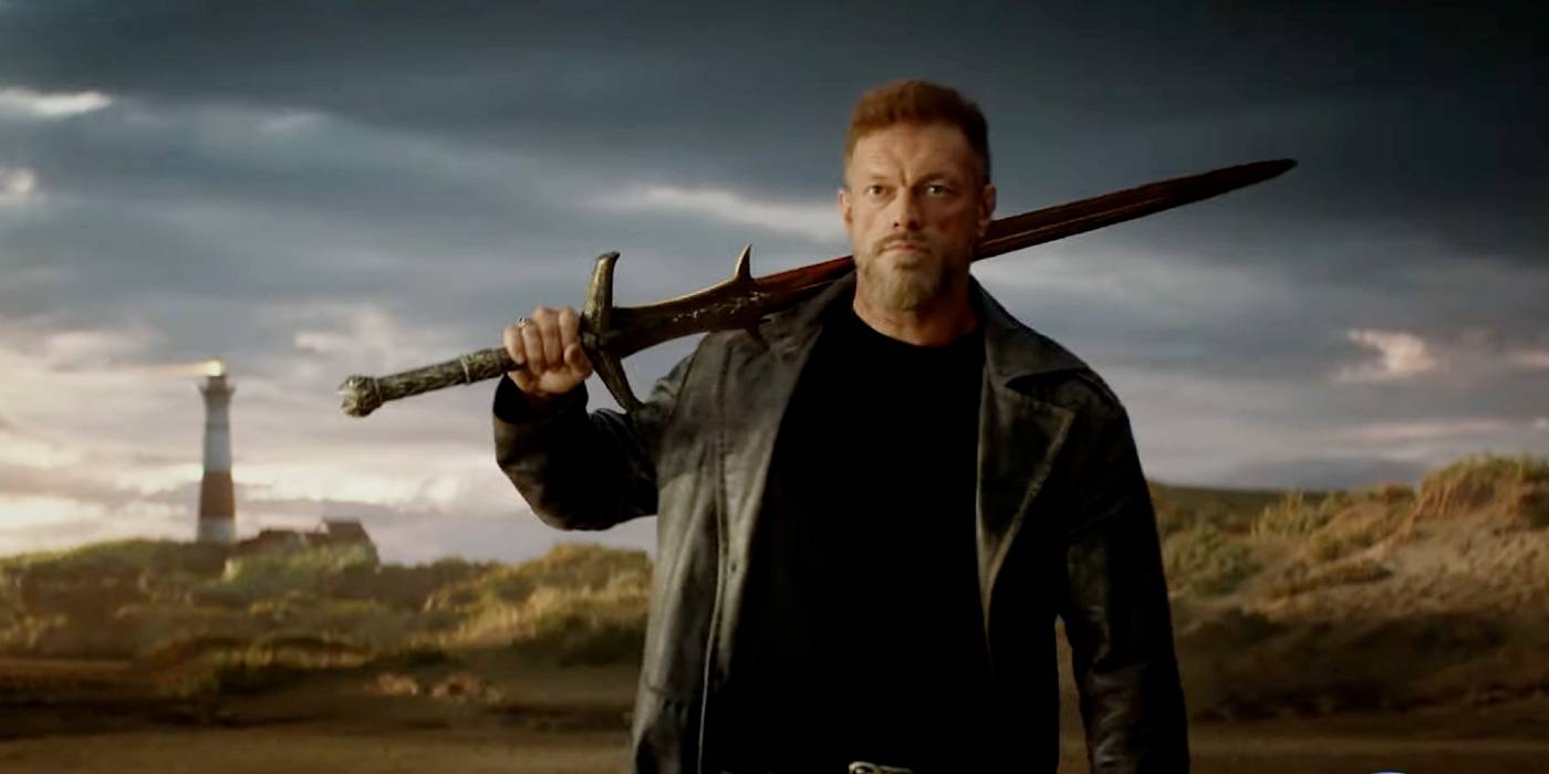 Адам Копли в роли Ареса, держащего длинный меч в *Перси Джексон и Олимпы*.