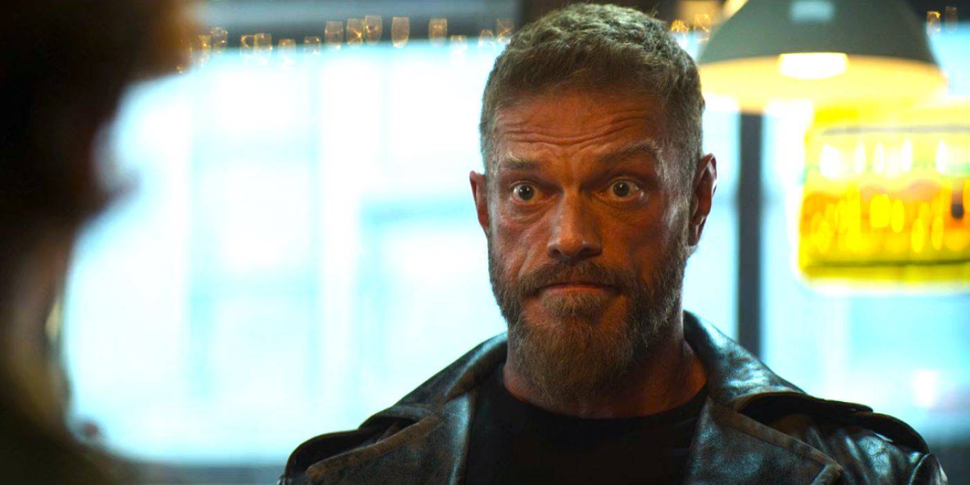 Адам Копли в роли Ареса, разговаривающий с Перси, Аннойбет и Гроуве в 5-й серии «Перси Джексон»