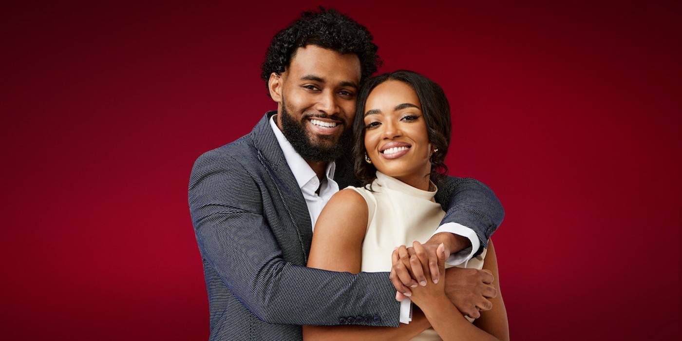 Ария и Скотти из 3 сезона "The Ultimatum", позирующие перед красным фоном.