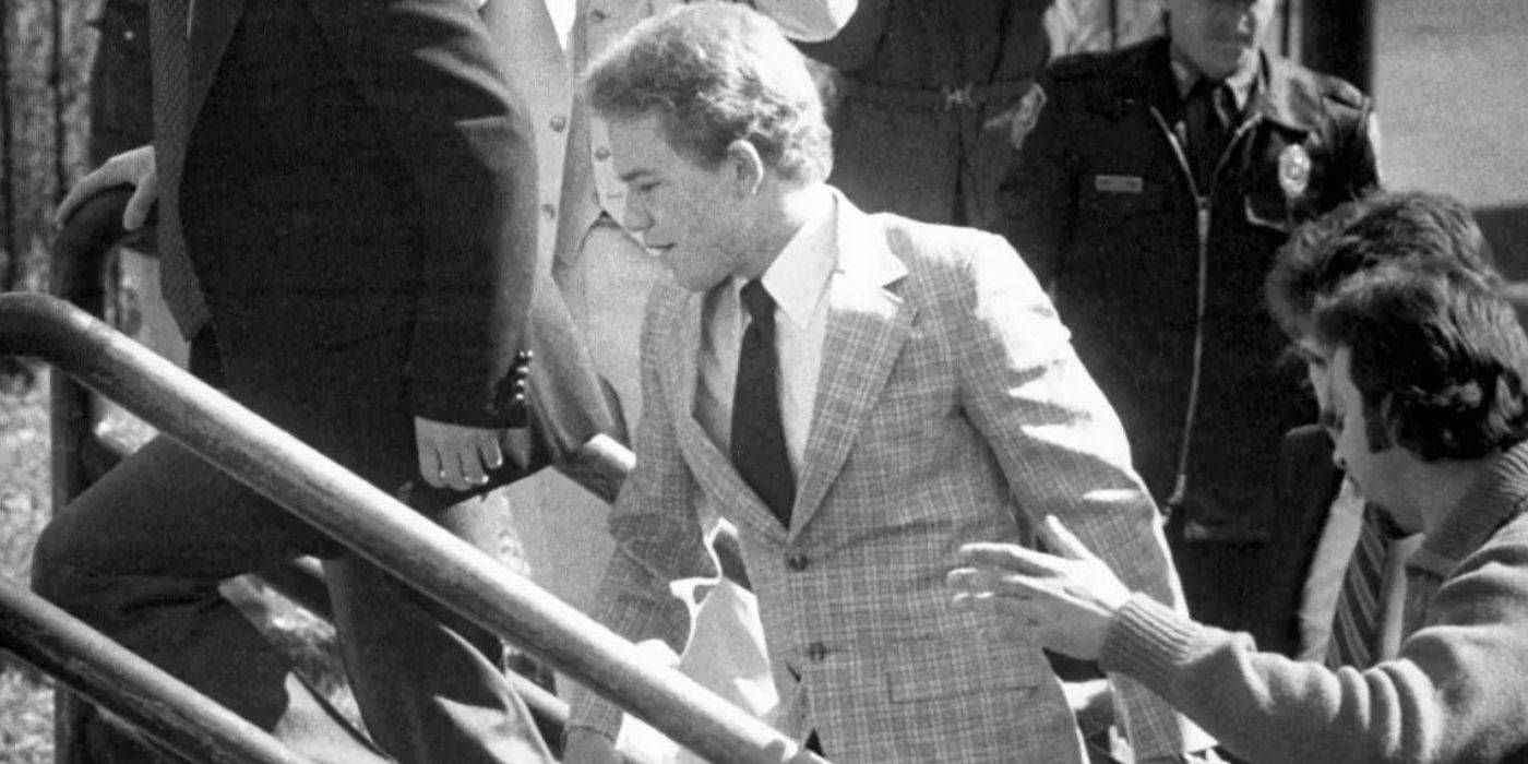 Арни Чейн Джонсон направляется в суд в фильме «Демон в суде»