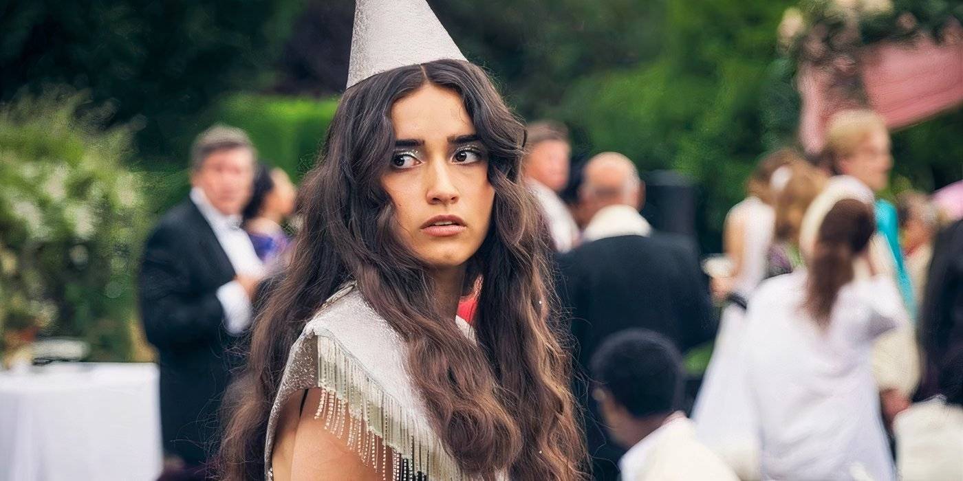 Аша Банкс в роли Кары Уорд в фильме "Хорошая девочка и искусство убийства", надетшая праздничную шапочку