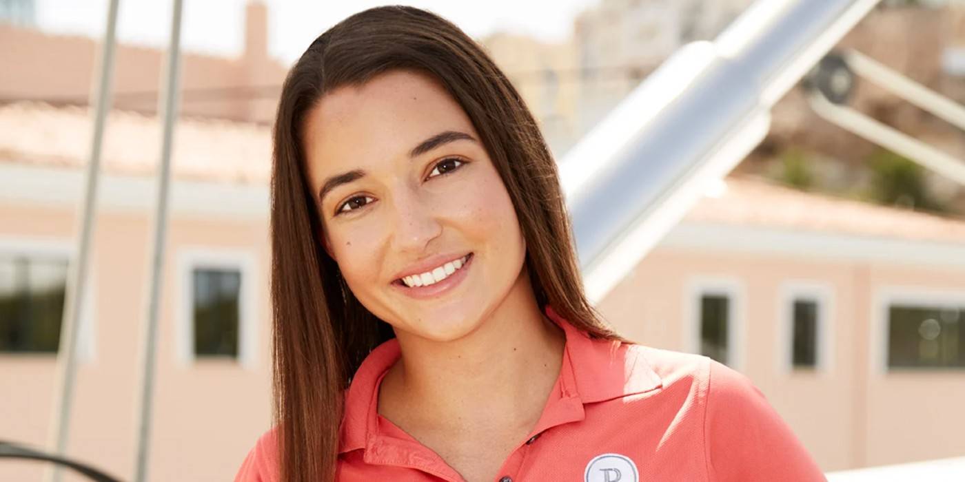 Эшли Марти, "Below Deck Sailing Yacht", улыбается, одетая в красную униформу яхты крупным планом