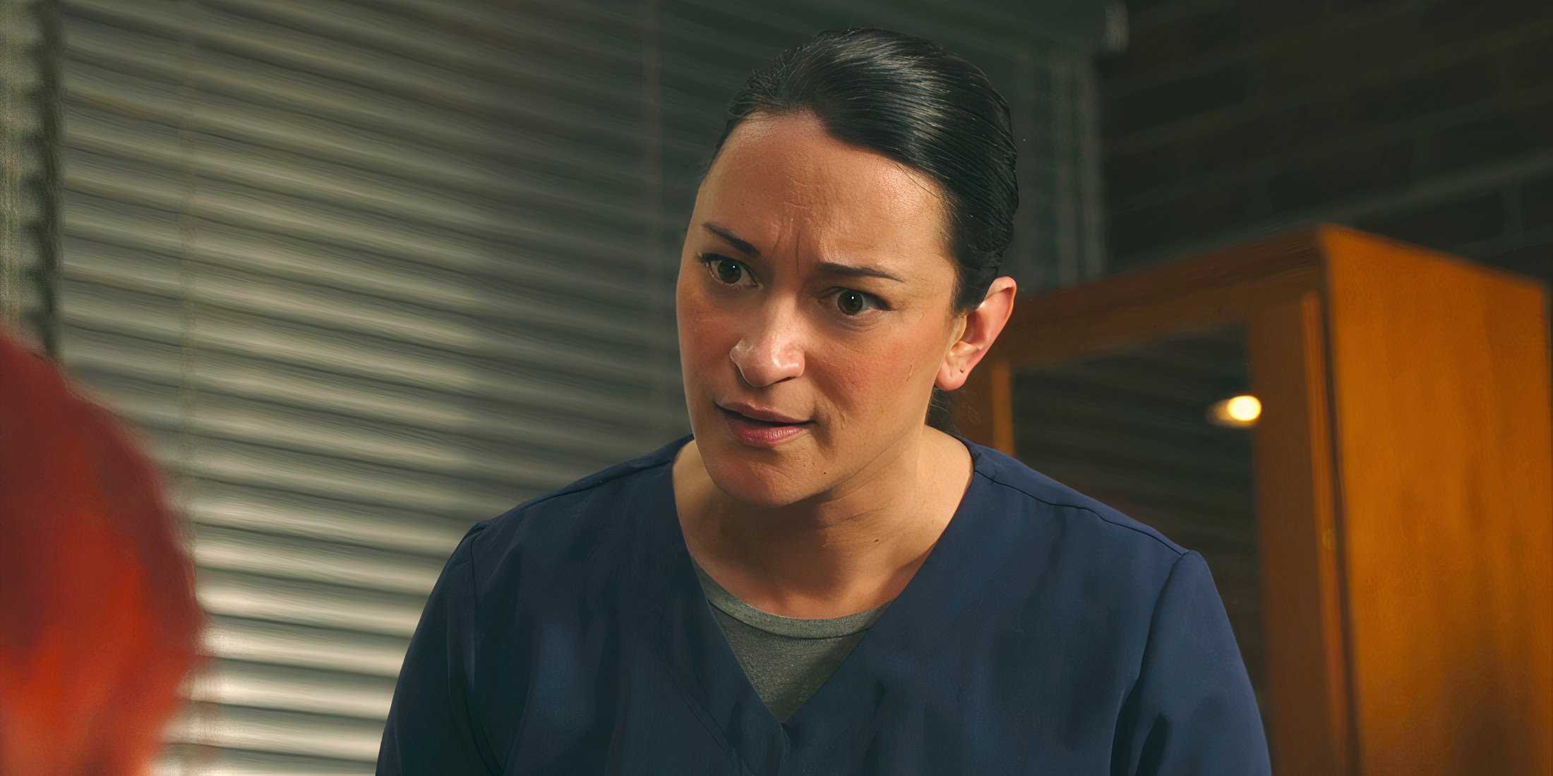 Аста, выглядящая серьезно, разговаривает с Д'Арси в 4-м эпизоде 4-го сезона Resident Alien