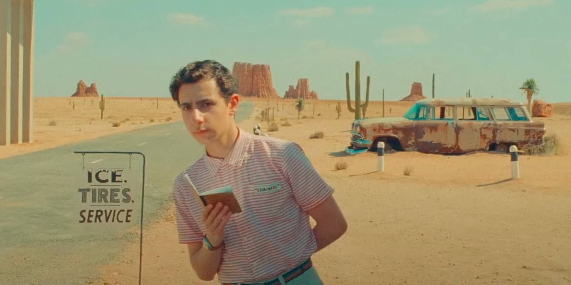 Вудро выглядит серьезно в Asteroid City