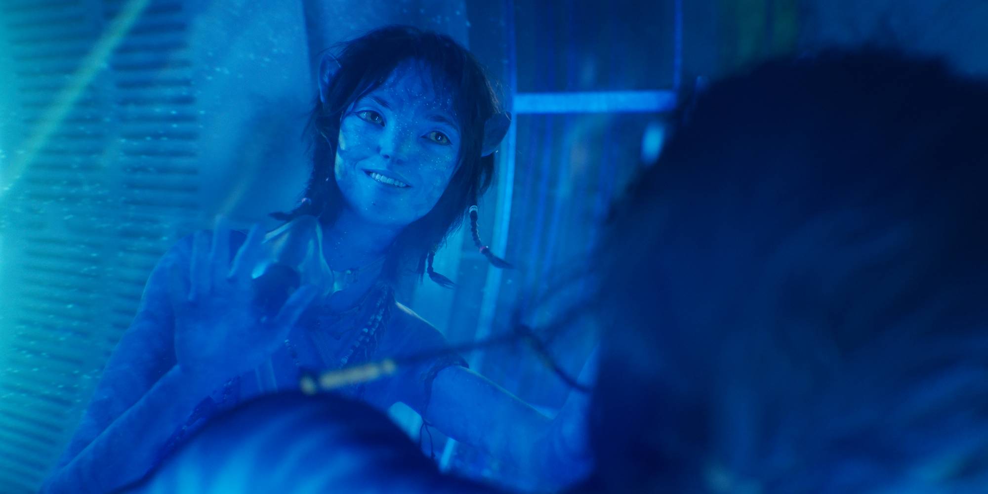 Рука Кири, прижатая к стеклу в Avatar: The Way of Water